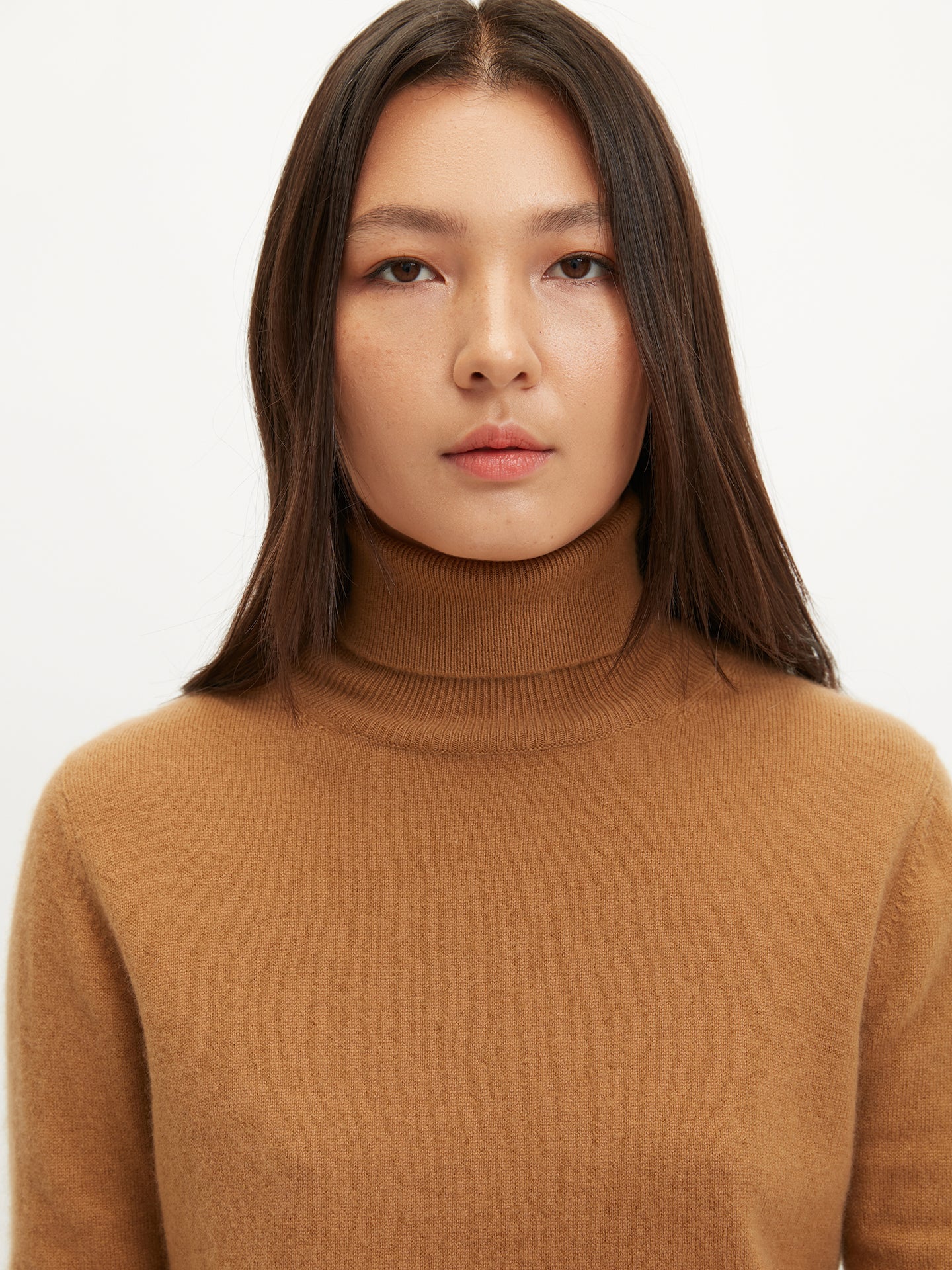 Pull col roulé en cachemire Essential pour femmes Amande - Gobi Cashmere