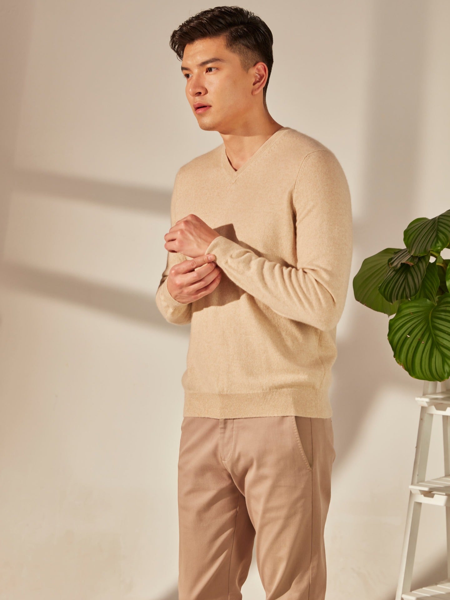 Pull col en V en Cachemire pour hommes Taupe - Gobi Cashmere
