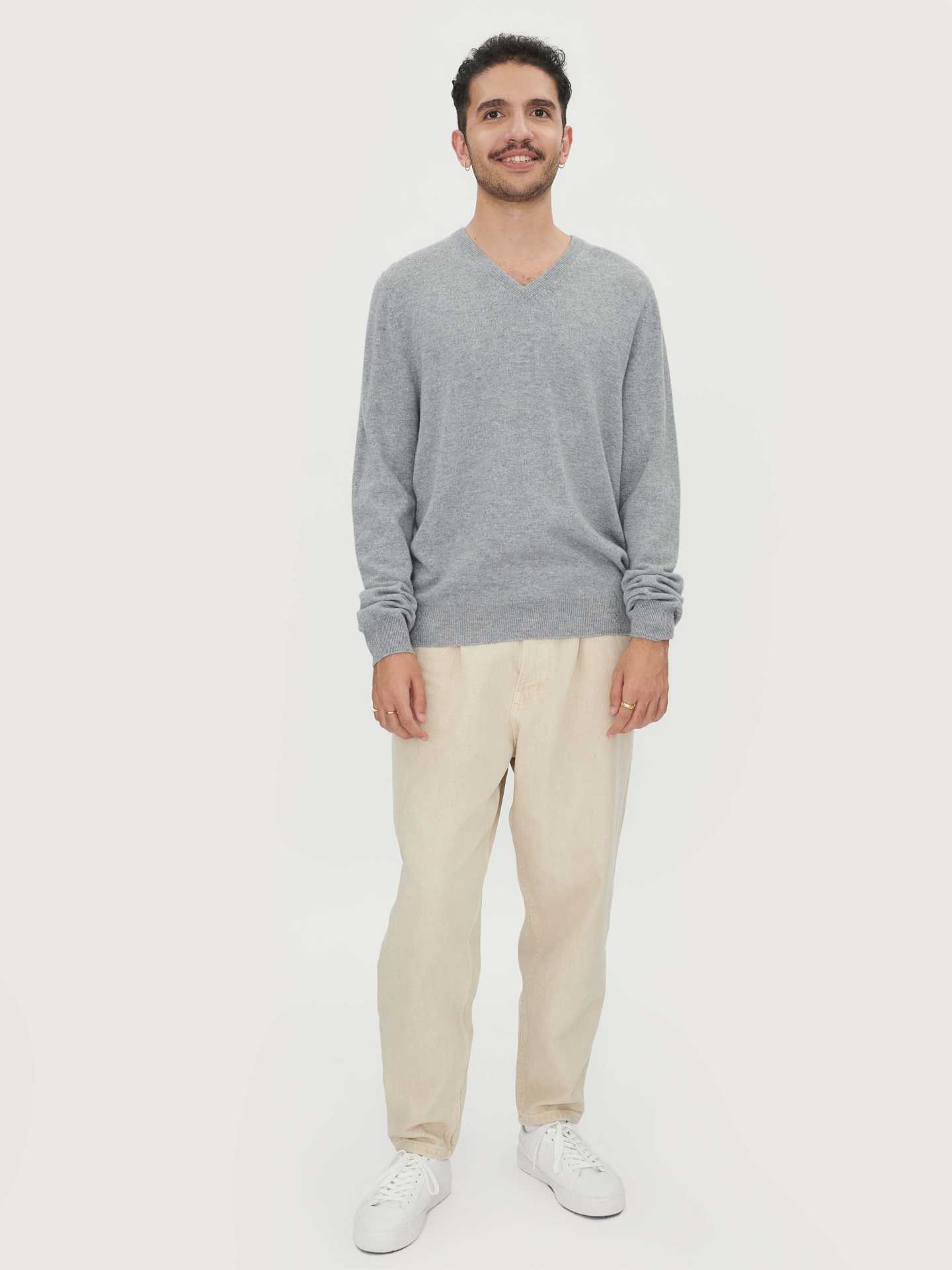 Pull col en V en Cachemire pour hommes Gris - Gobi Cashmere