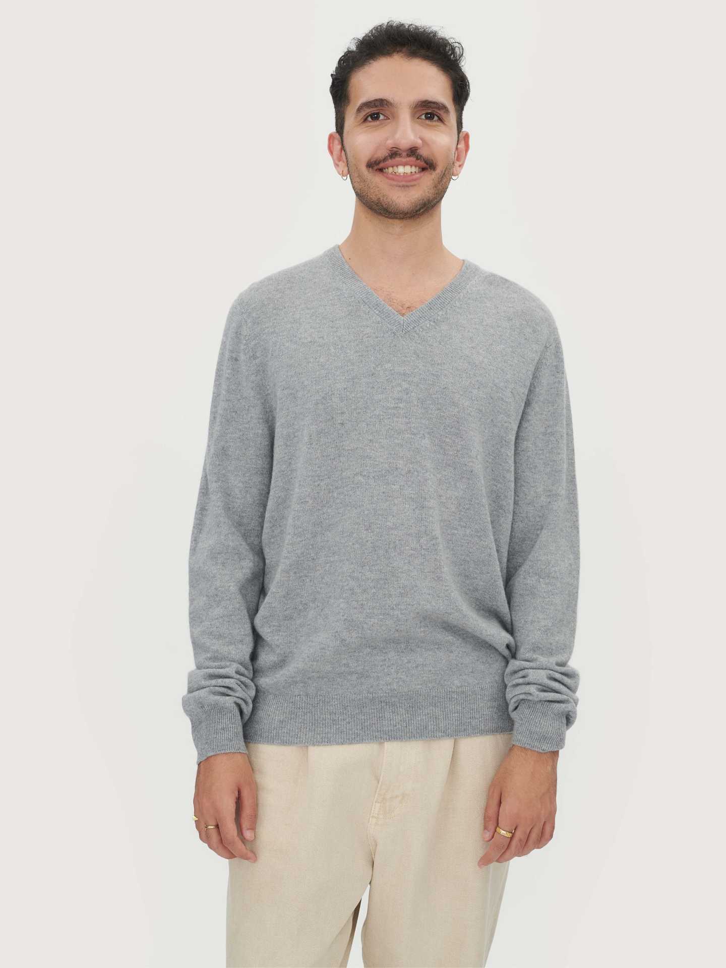 Pull col en V en Cachemire pour hommes Gris - Gobi Cashmere