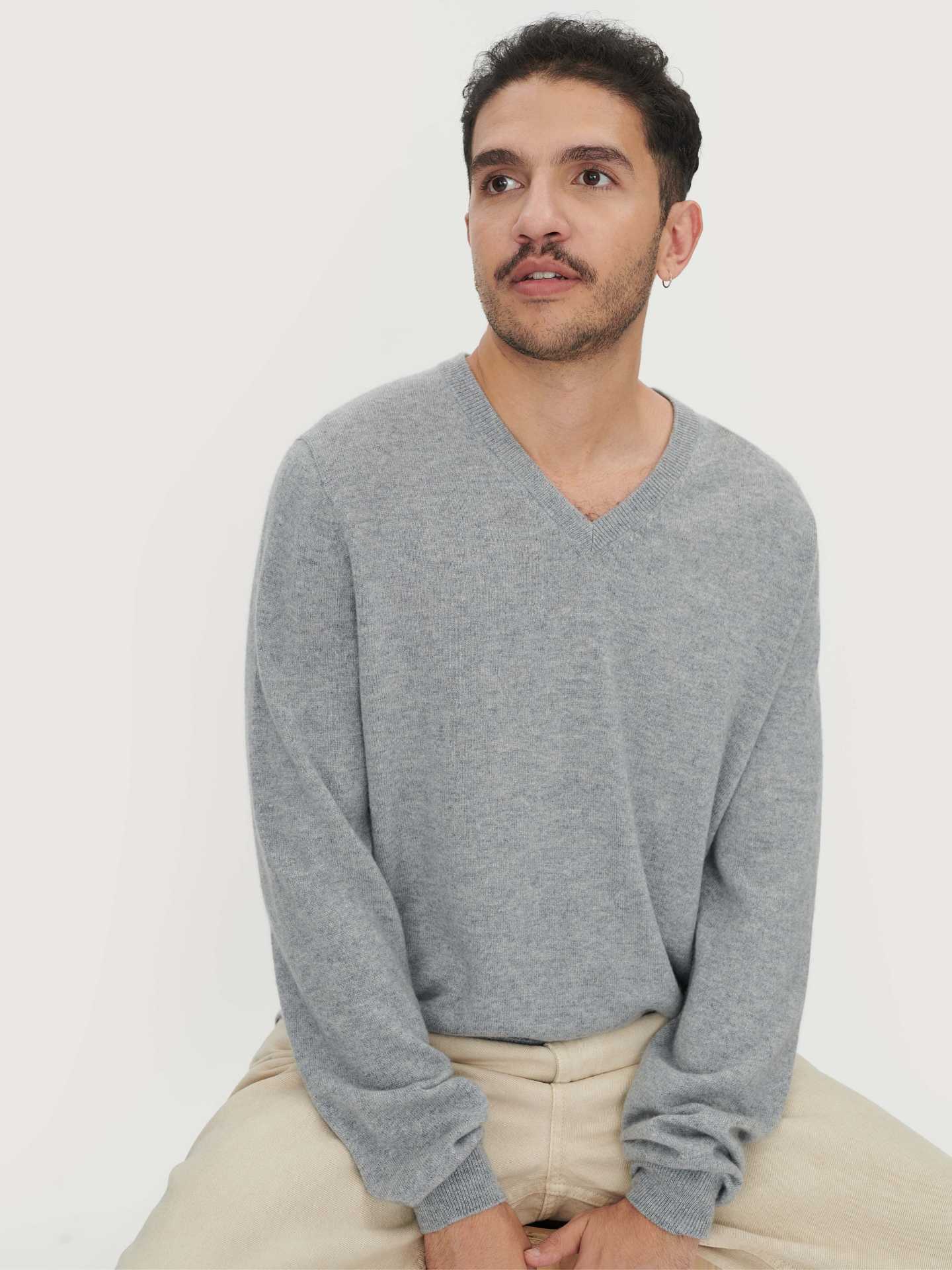Pull col en V en Cachemire pour hommes Gris - Gobi Cashmere