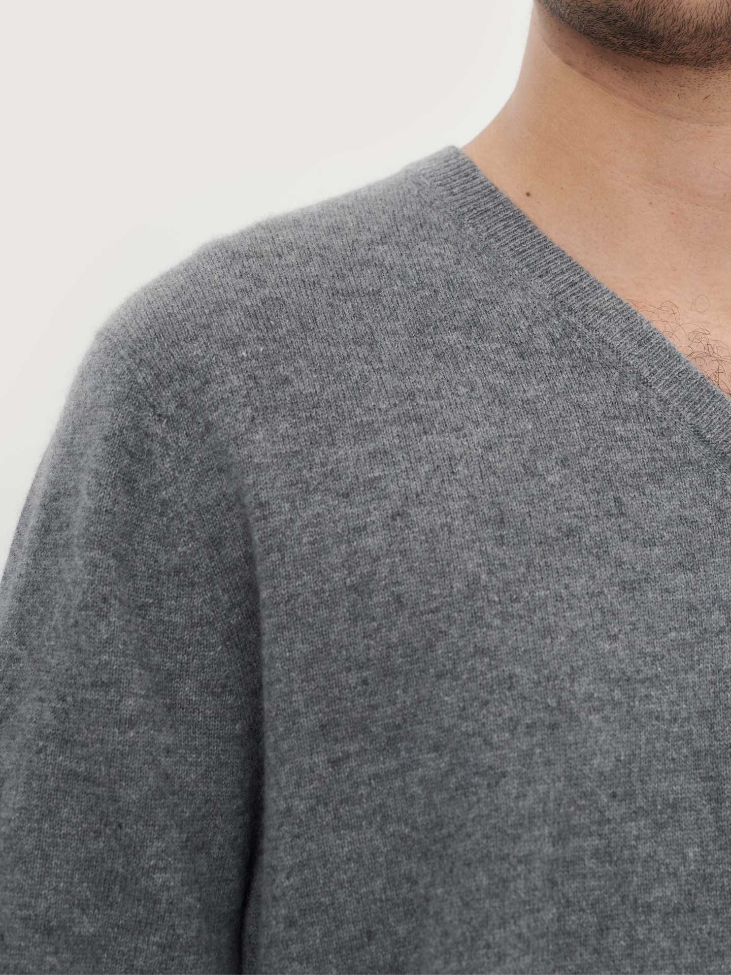 Pull col en V en Cachemire pour hommes Gris - Gobi Cashmere