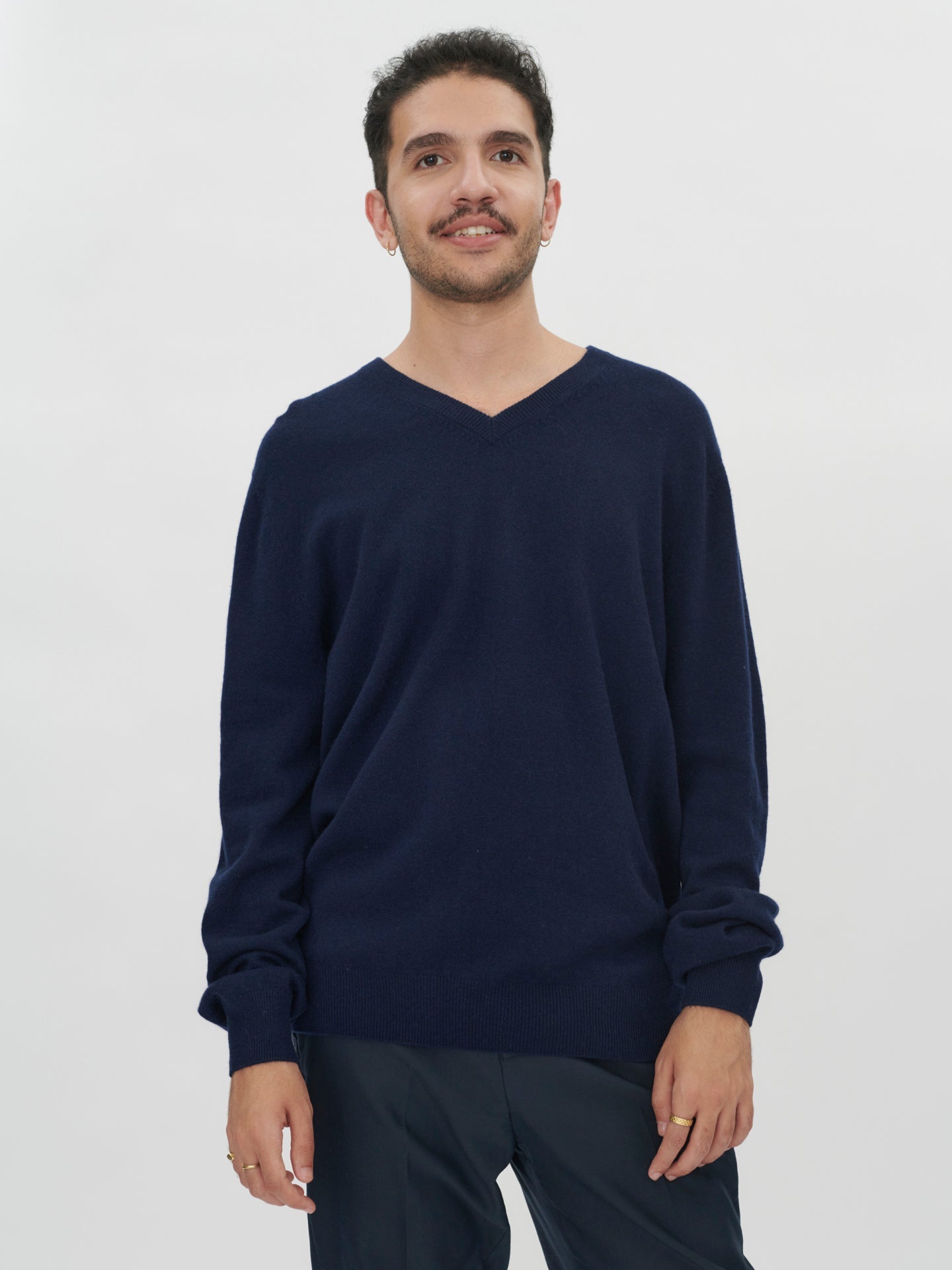 Pull col en V en Cachemire pour hommes Marin - Gobi Cashmere