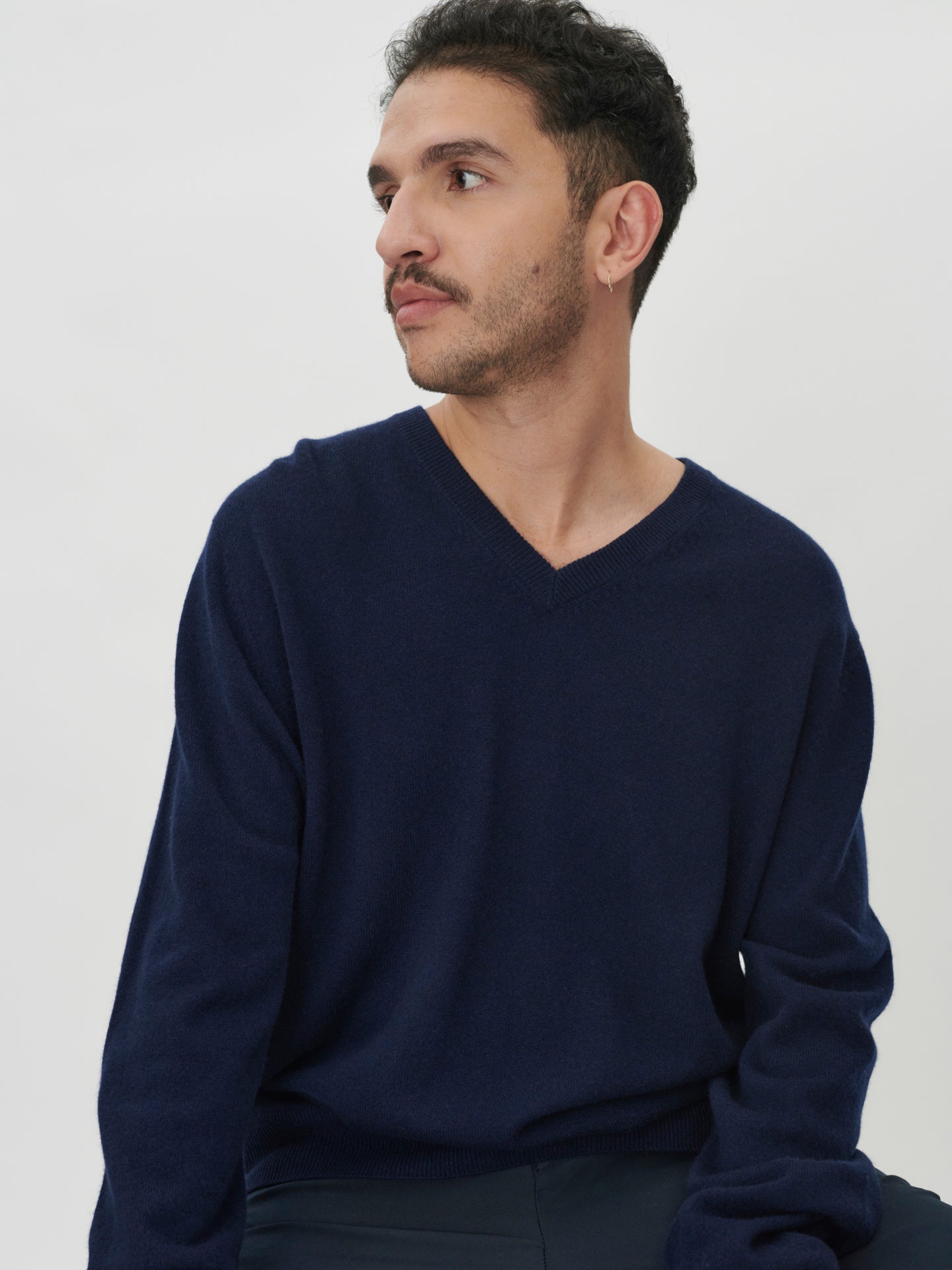 Pull col en V en Cachemire pour hommes Marin - Gobi Cashmere