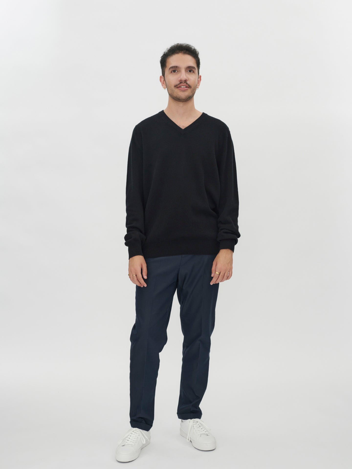 Pull col en V en Cachemire pour hommes Noir - Gobi Cashmere
