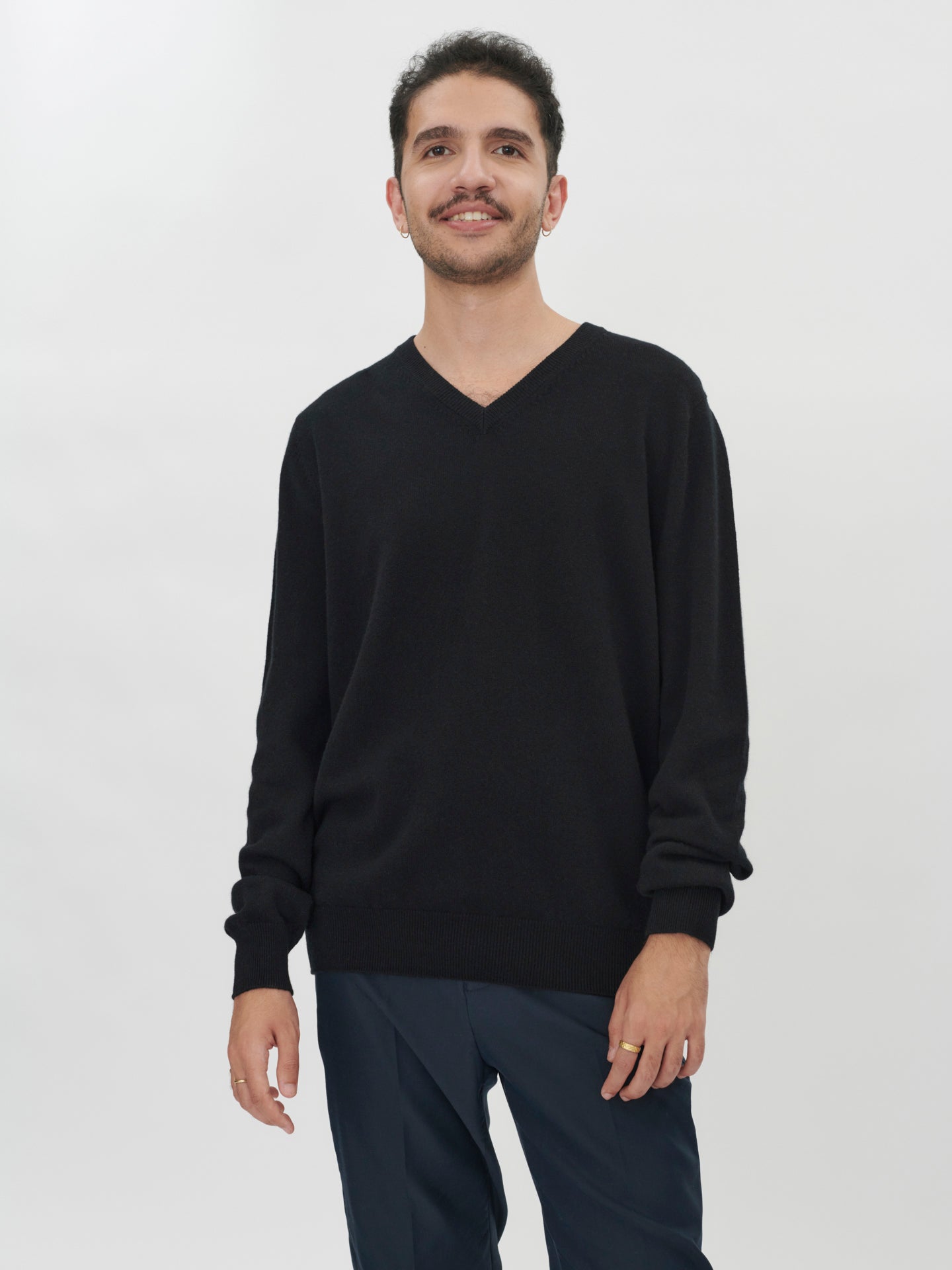 Pull col en V en Cachemire pour hommes Noir - Gobi Cashmere