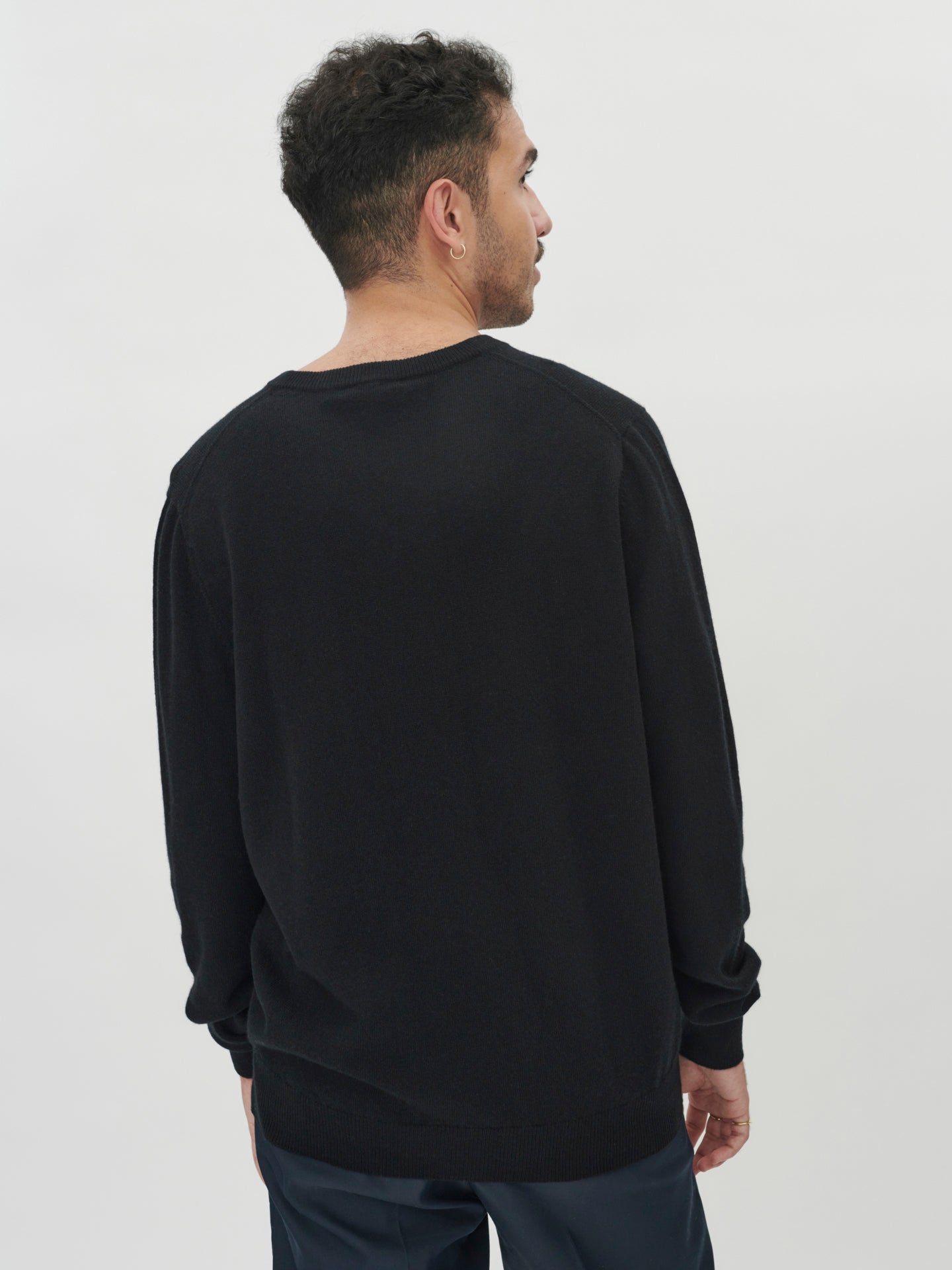 Pull col en V en Cachemire pour hommes Noir - Gobi Cashmere