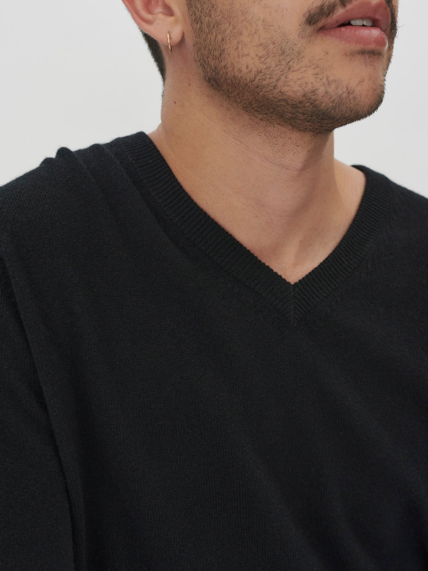 Pull col en V en Cachemire pour hommes Noir - Gobi Cashmere