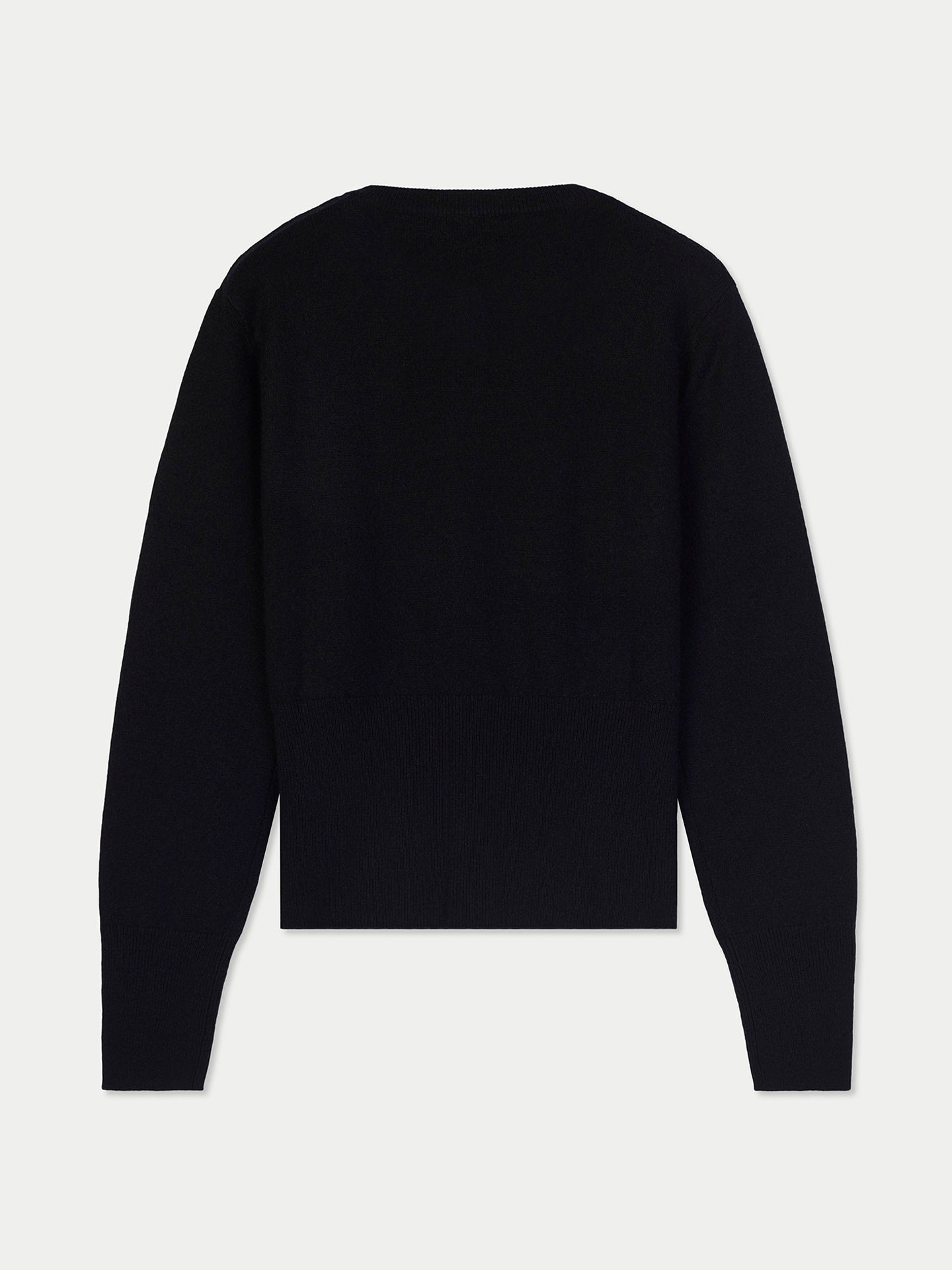 Vue de dos d'une femme portant un cardigan noir sur fond gris clair. #color_noir