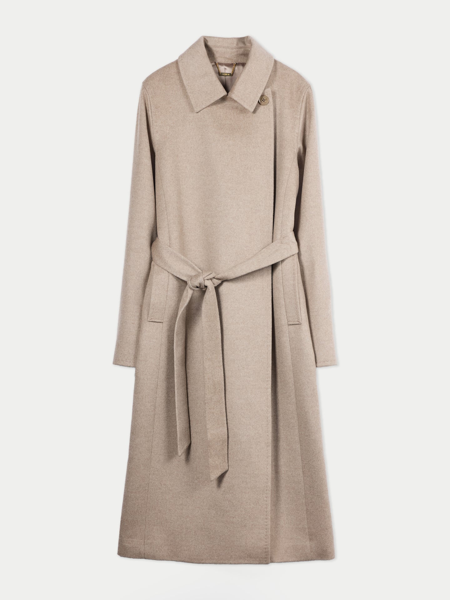 Vue de face d'un manteau beige à col chemise et ceinture, sur fond gris clair. #color_beige
