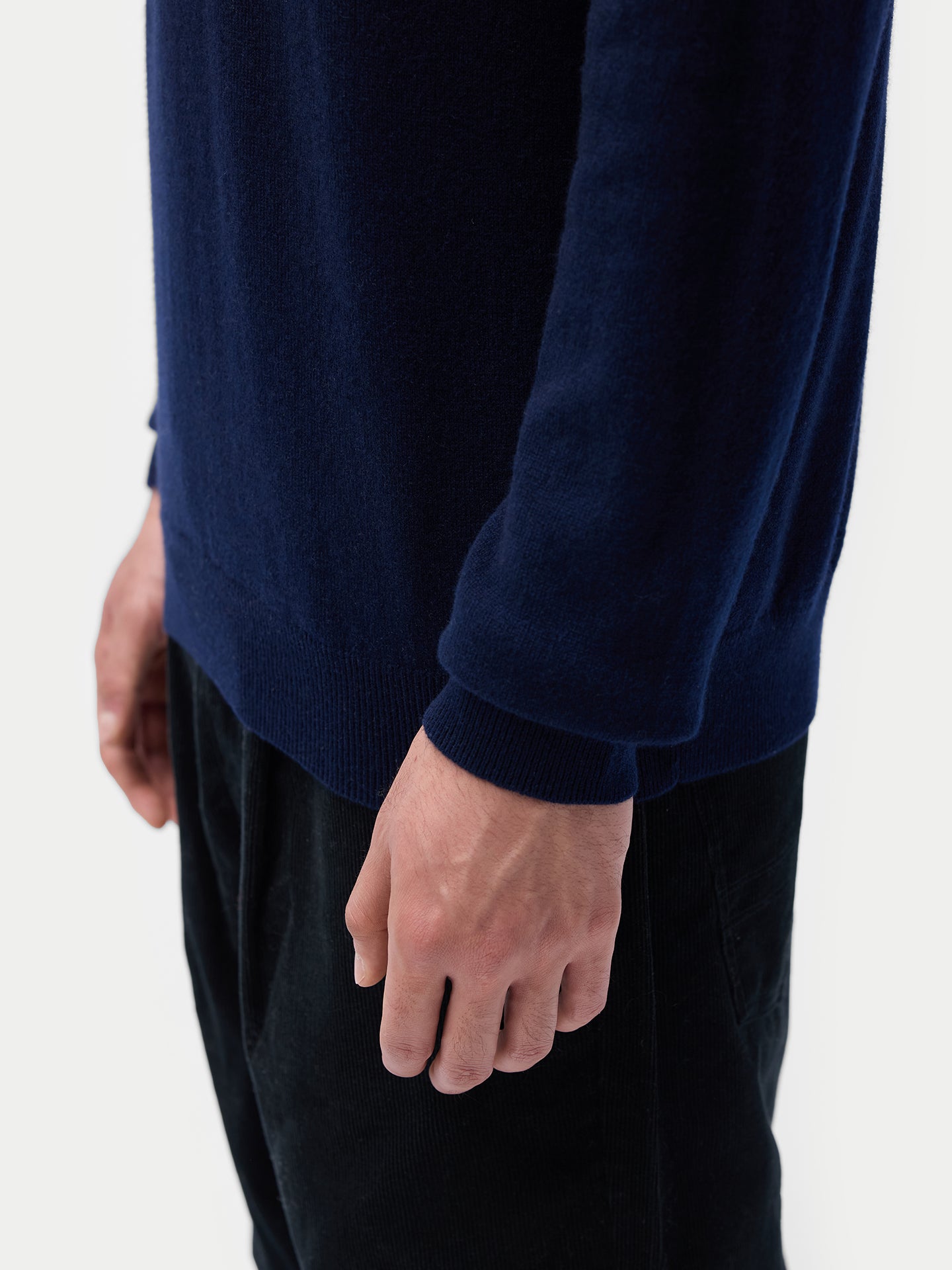 Pull col en V en cachemire Essential pour hommes