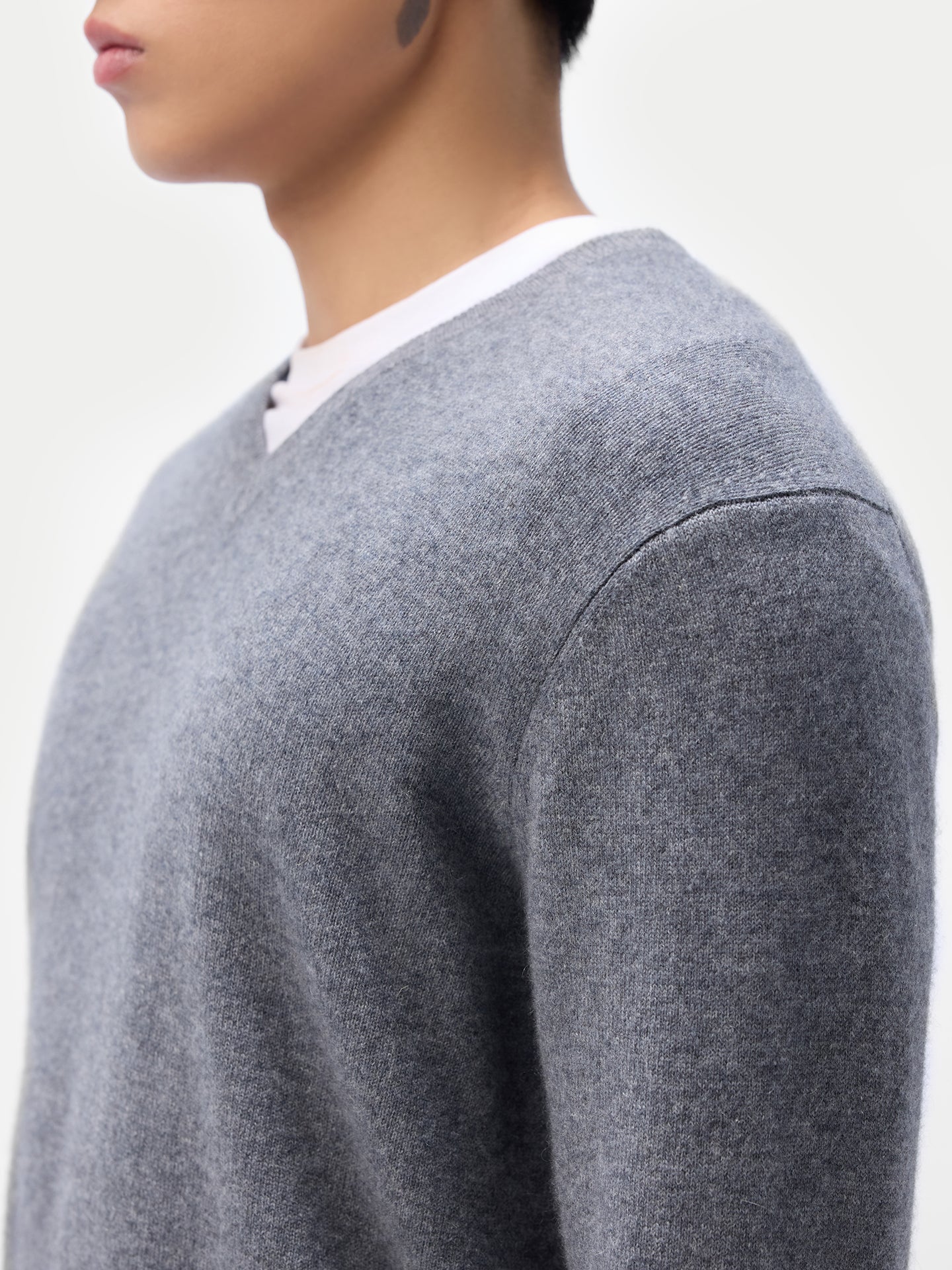 Pull col en V en cachemire Essential pour hommes