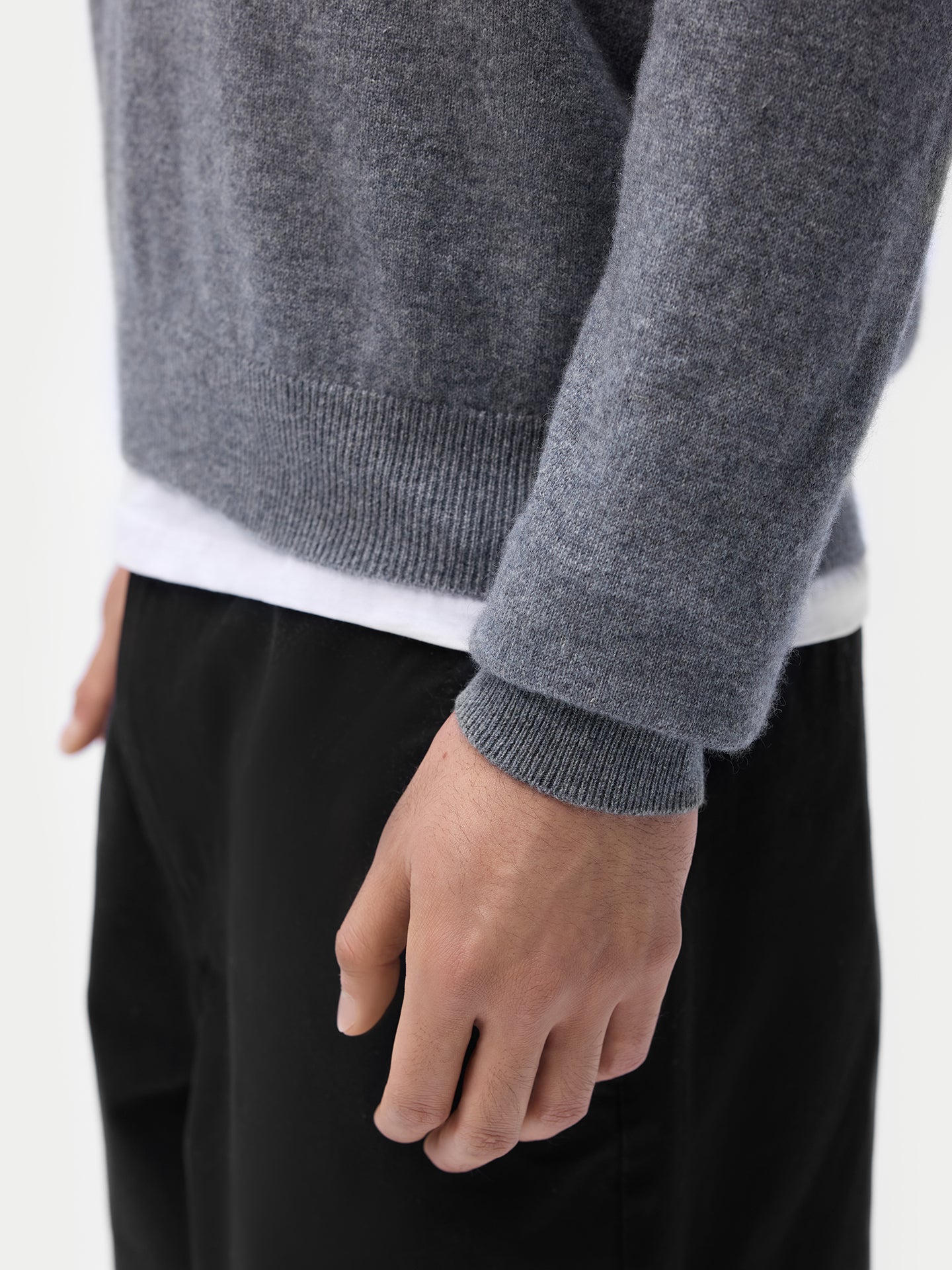 Pull col en V en cachemire Essential pour hommes
