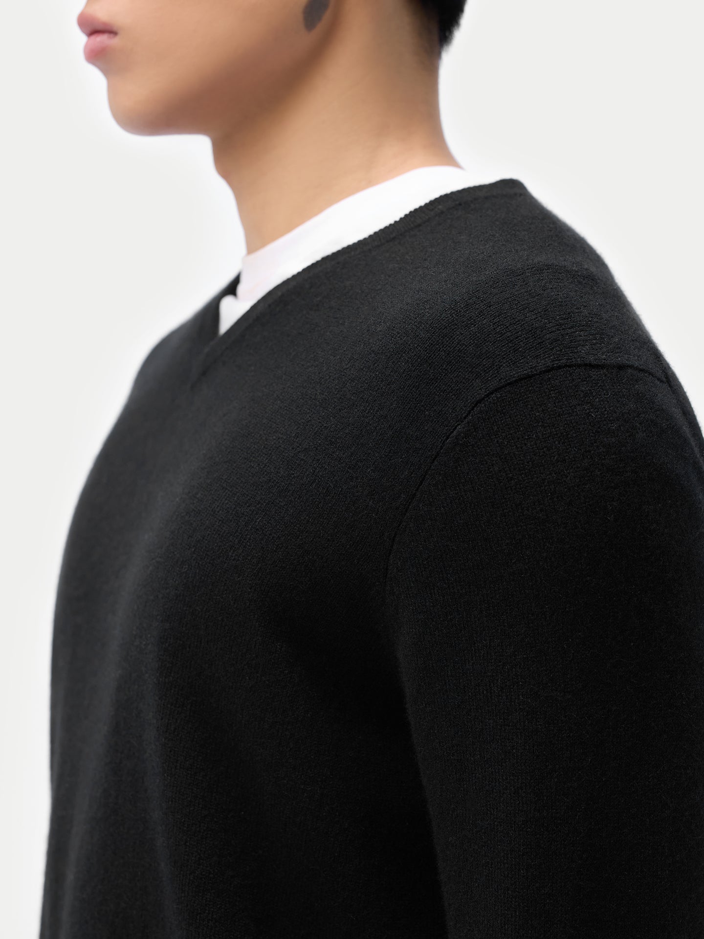 Pull col en V en cachemire Essential pour hommes
