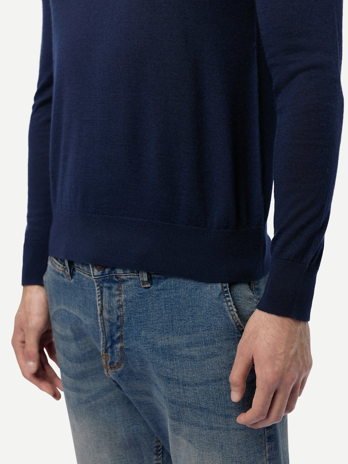 Pull en cachemire et soie à col rond couleur navy | GOBI Cashmere