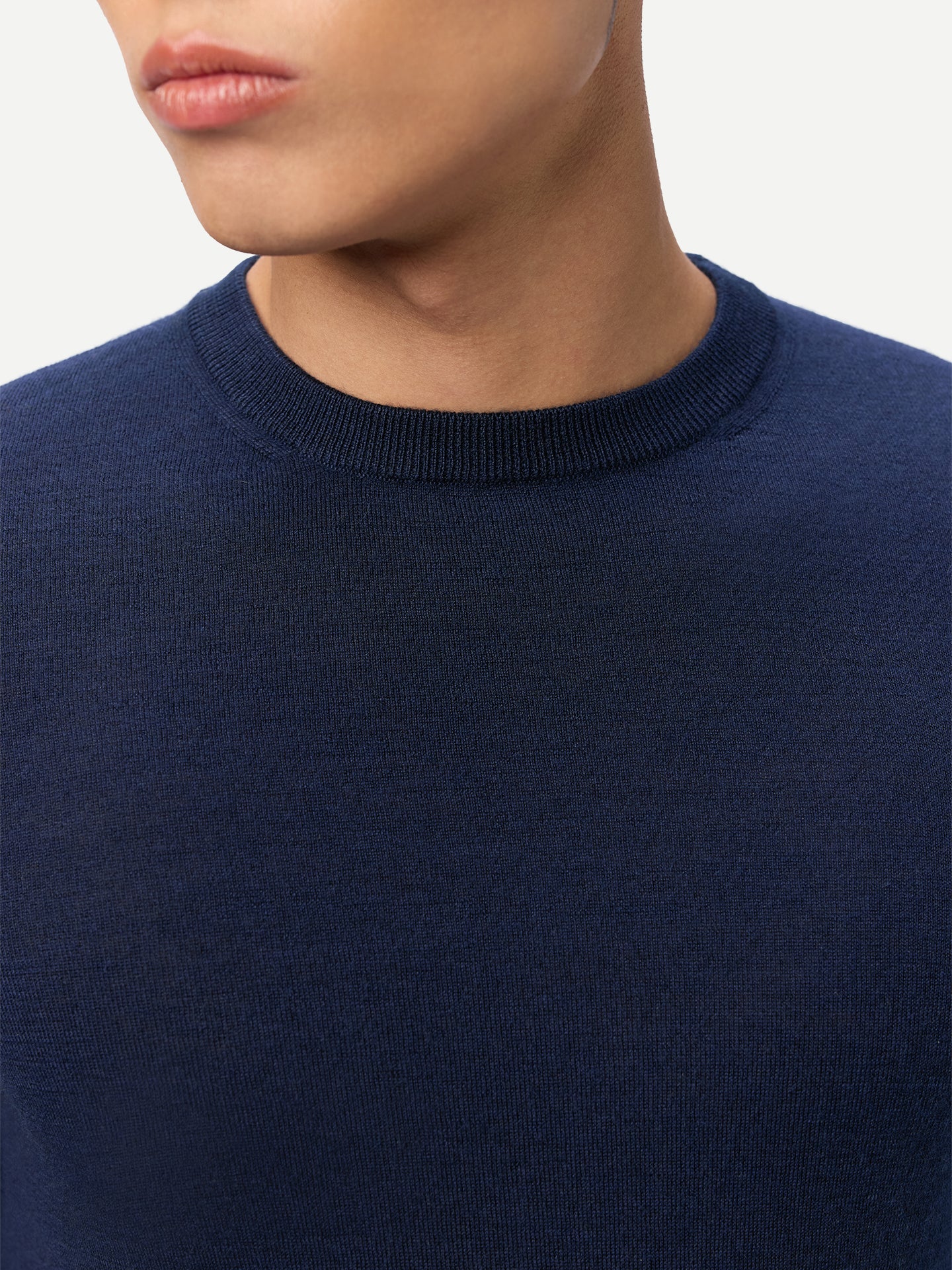 Pull en cachemire et soie à col rond couleur navy | GOBI Cashmere