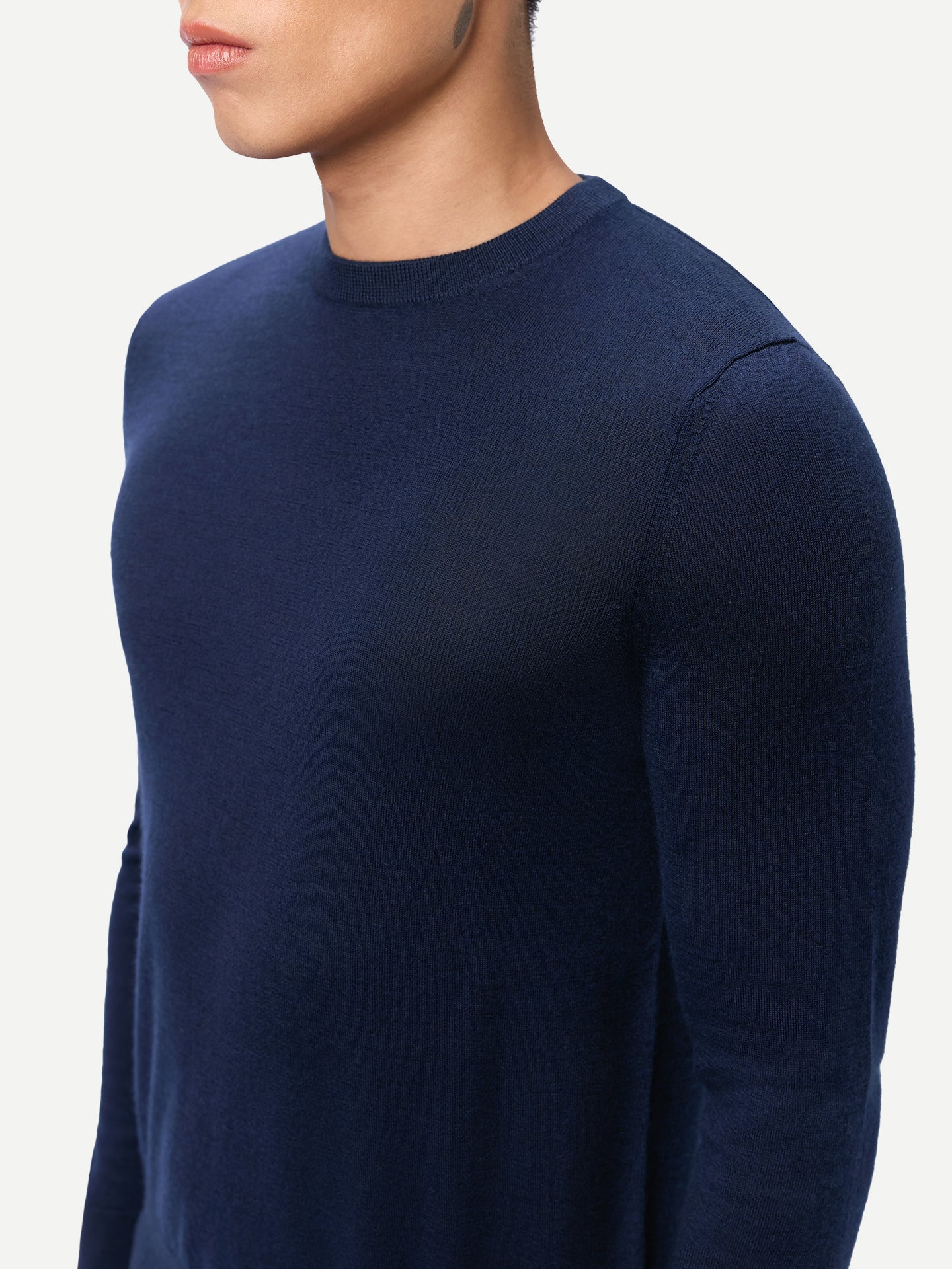 Pull en cachemire et soie à col rond couleur navy | GOBI Cashmere