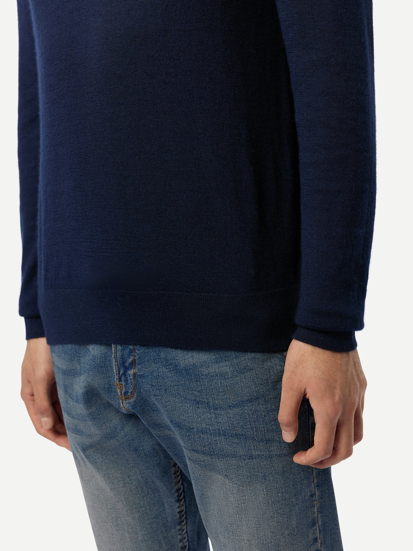 Pull en cachemire et soie à col montant couleur navy | GOBI Cashmere