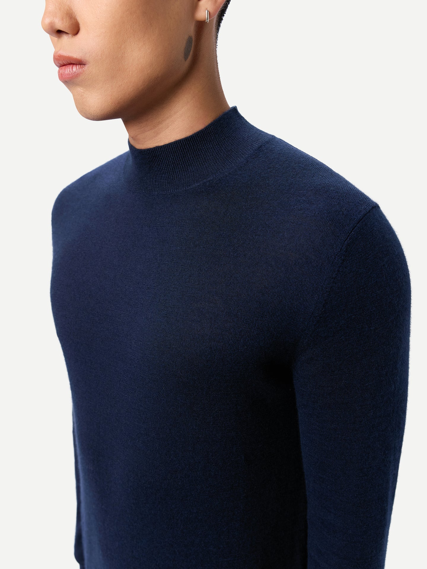 Pull en cachemire et soie à col montant couleur navy | GOBI Cashmere