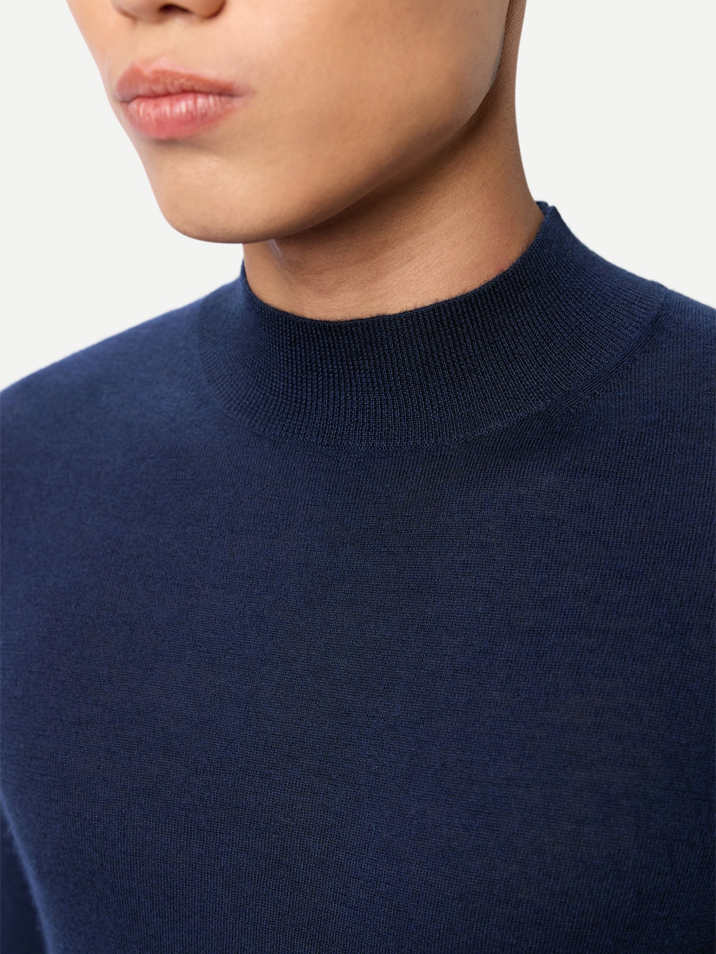 Pull en cachemire et soie à col montant couleur navy | GOBI Cashmere