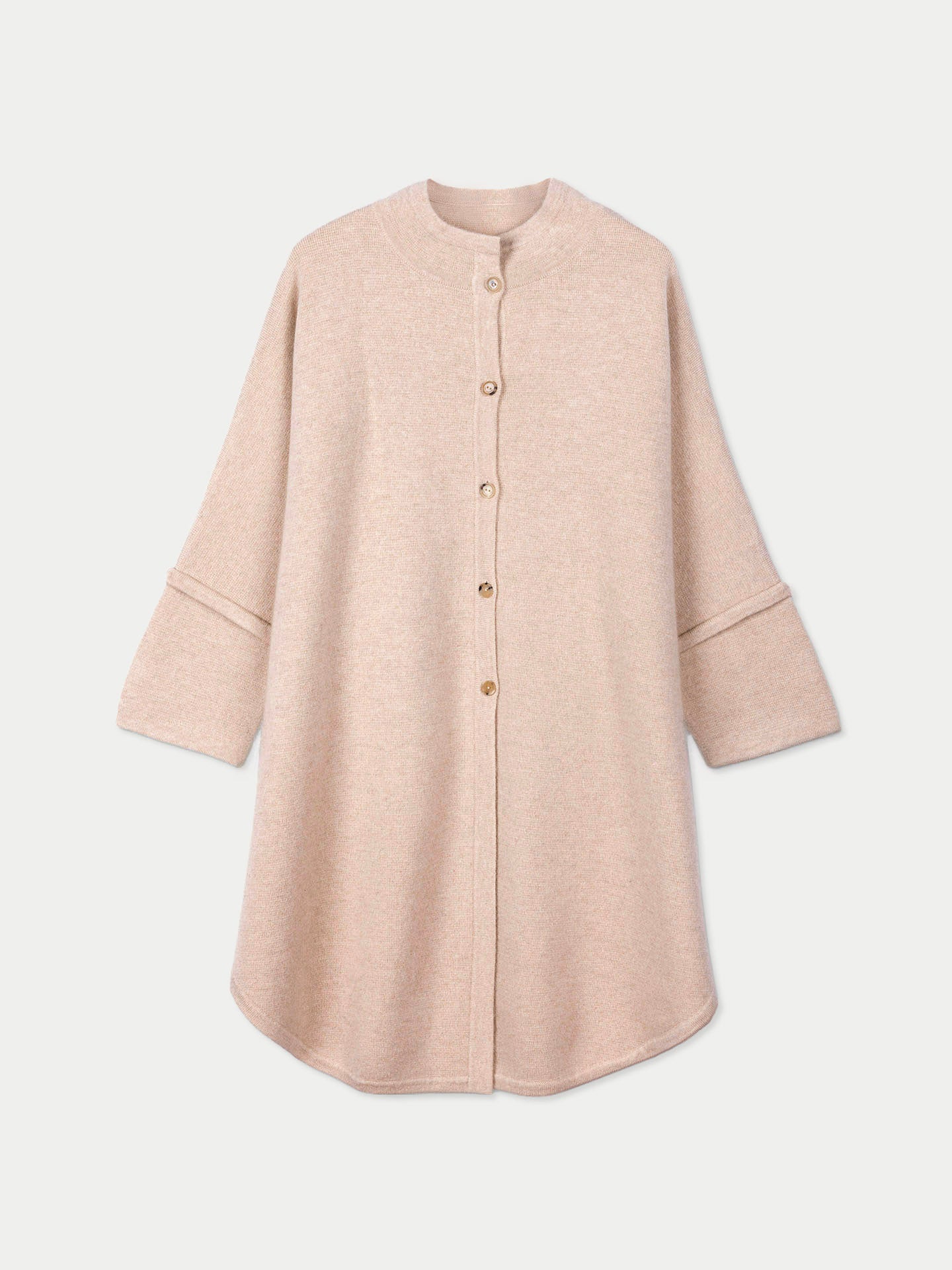 Poncho beige à boutons, col rond, manches longues, sur fond gris clair. #color_beige