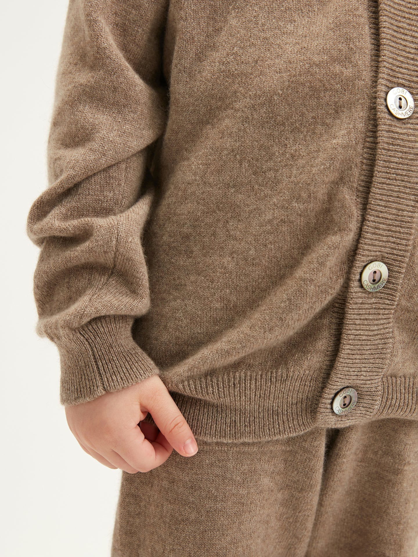 Cardigan col en V en cachemire Taupe - Gobi Cashmere
