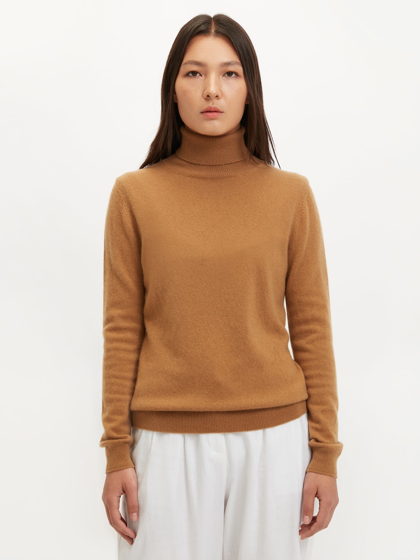 Pull col roulé en cachemire Essential pour femmes Amande - Gobi Cashmere