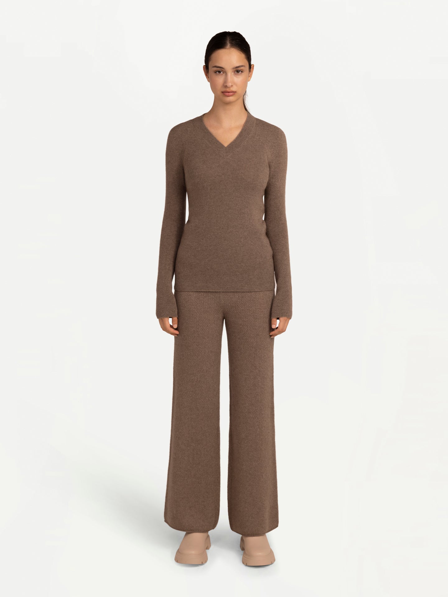 Pull col V en cachemire léger du créateur Cashmere Taupe - Gobi Cashmere