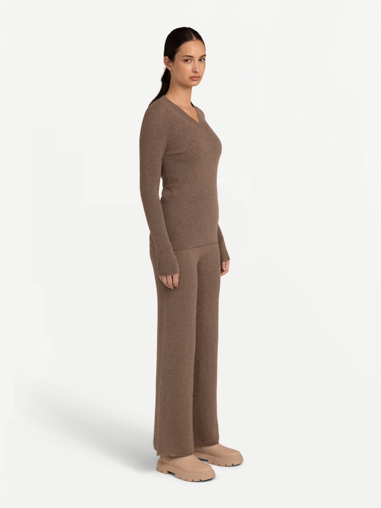 Pull col V en cachemire léger du créateur Cashmere Taupe - Gobi Cashmere