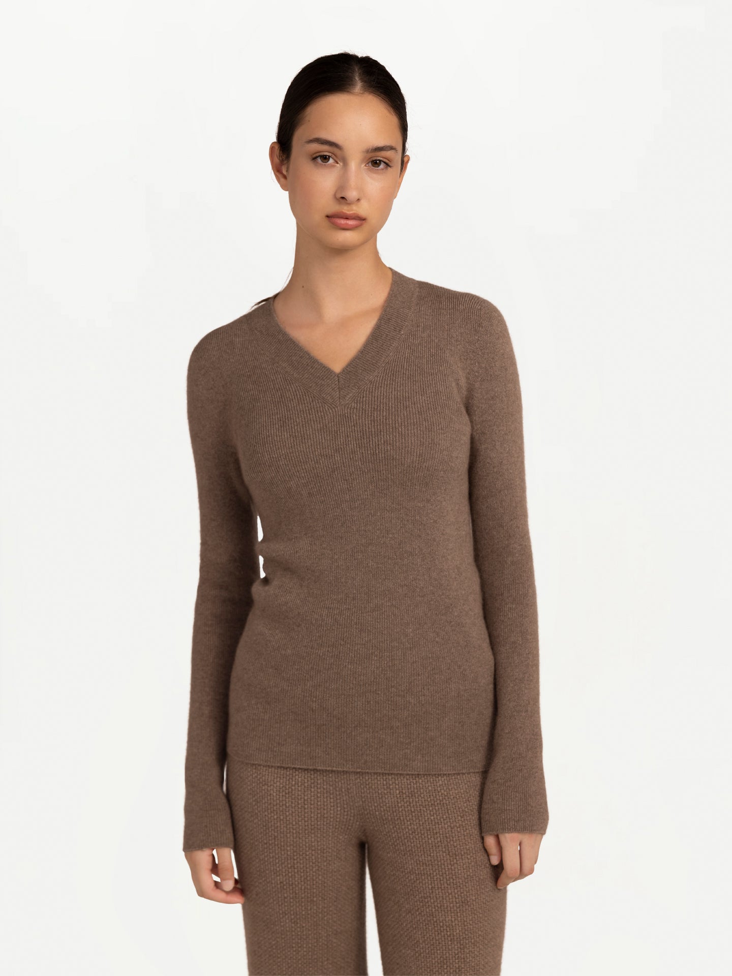 Pull col V en cachemire léger du créateur Cashmere Taupe - Gobi Cashmere