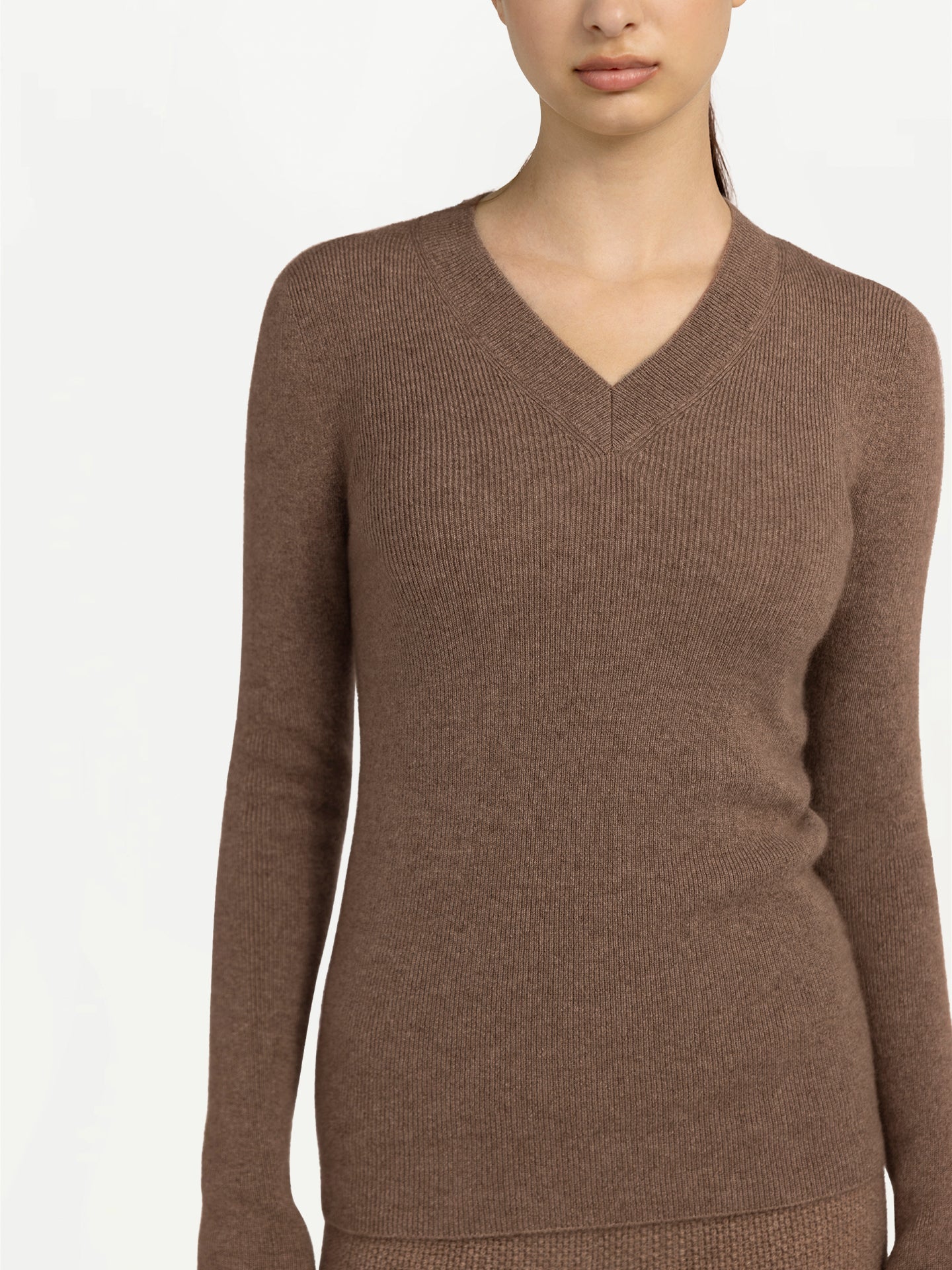 Pull col V en cachemire léger du créateur Cashmere Taupe - Gobi Cashmere