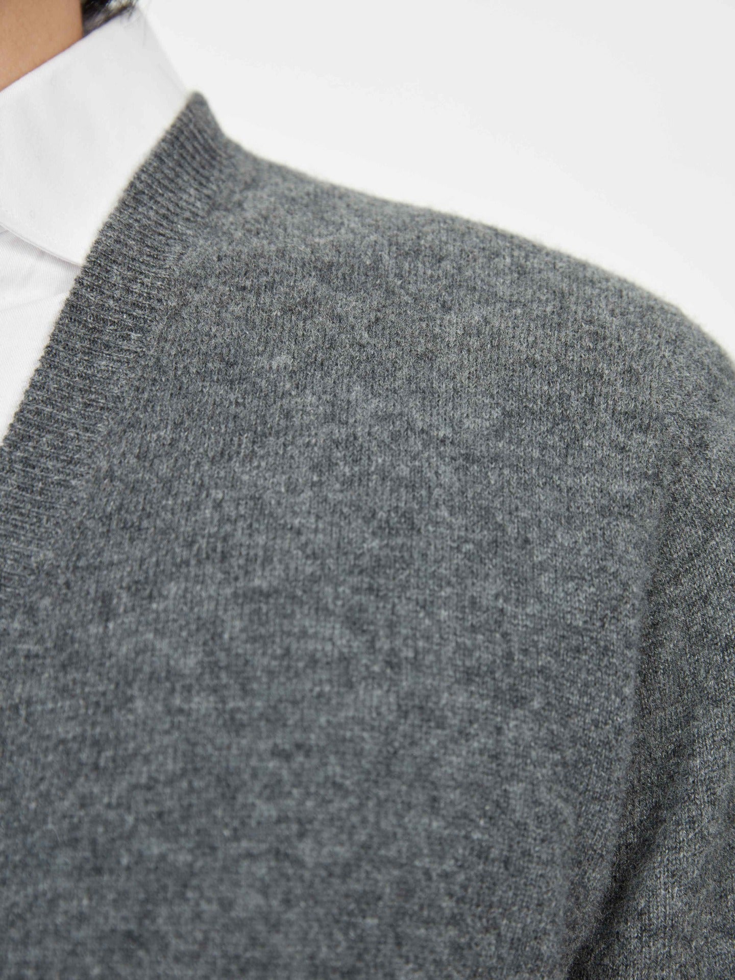 Cardigan a Col-V en cachemire pour  homme , couleur Gris - Gobi Cashmere