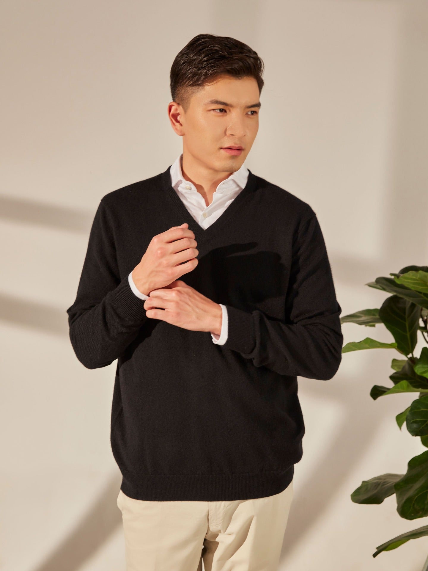 Pull col en V en Cachemire pour hommes Noir - Gobi Cashmere