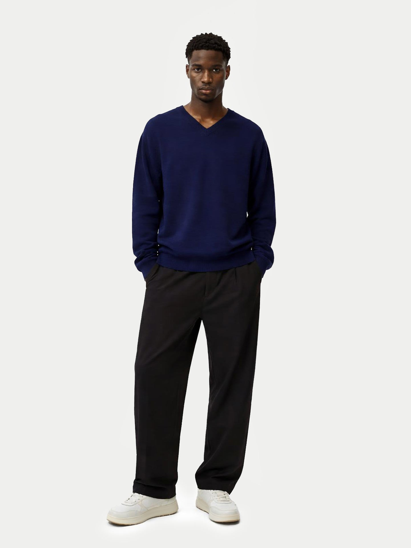 Pull col en V en cachemire Essential pour hommes Navy - Gobi Cashmere