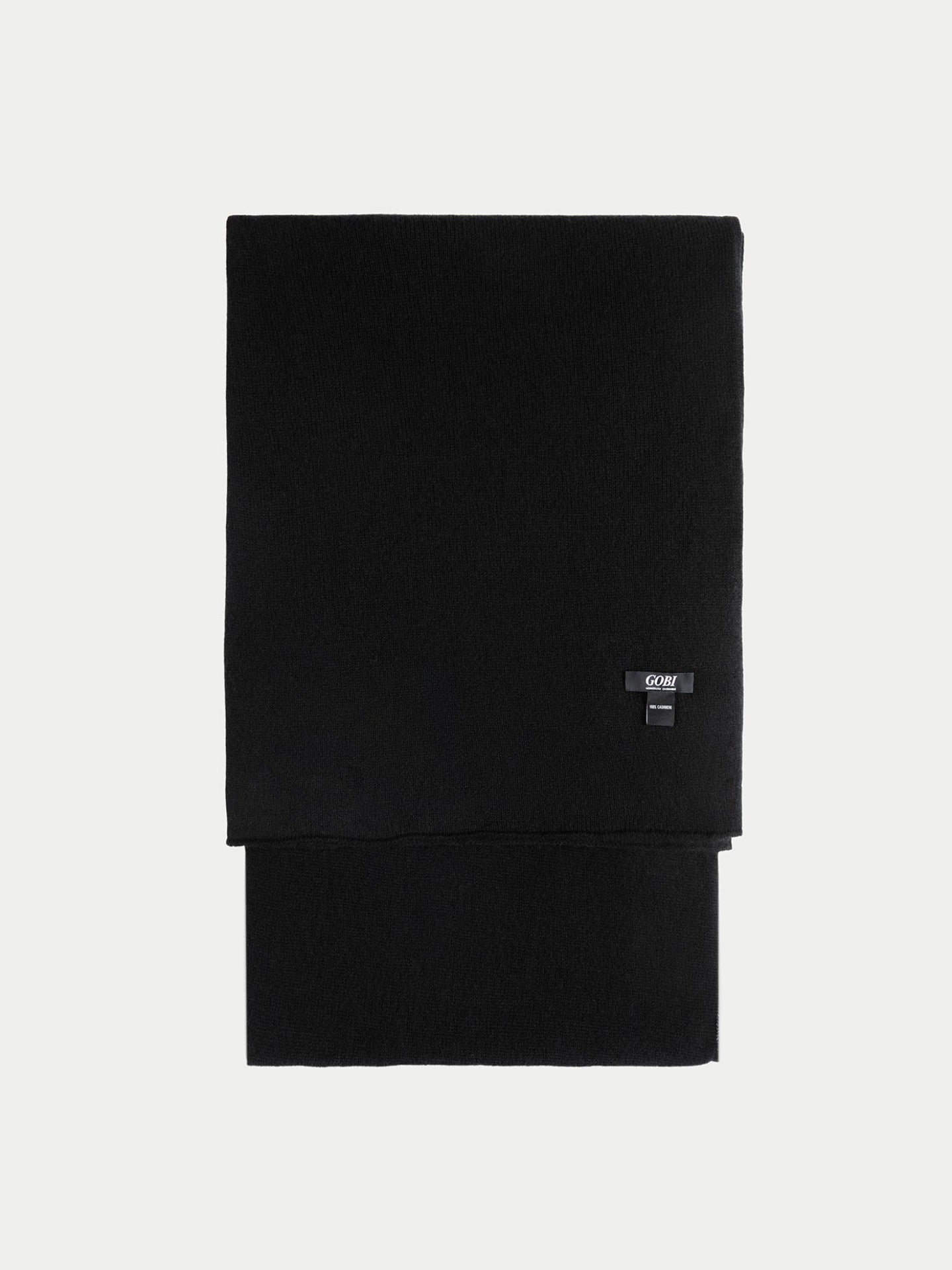 Vue de face d'une écharpe noire avec une petite étiquette de marque « GOBI » sur fond gris clair. #color_noir