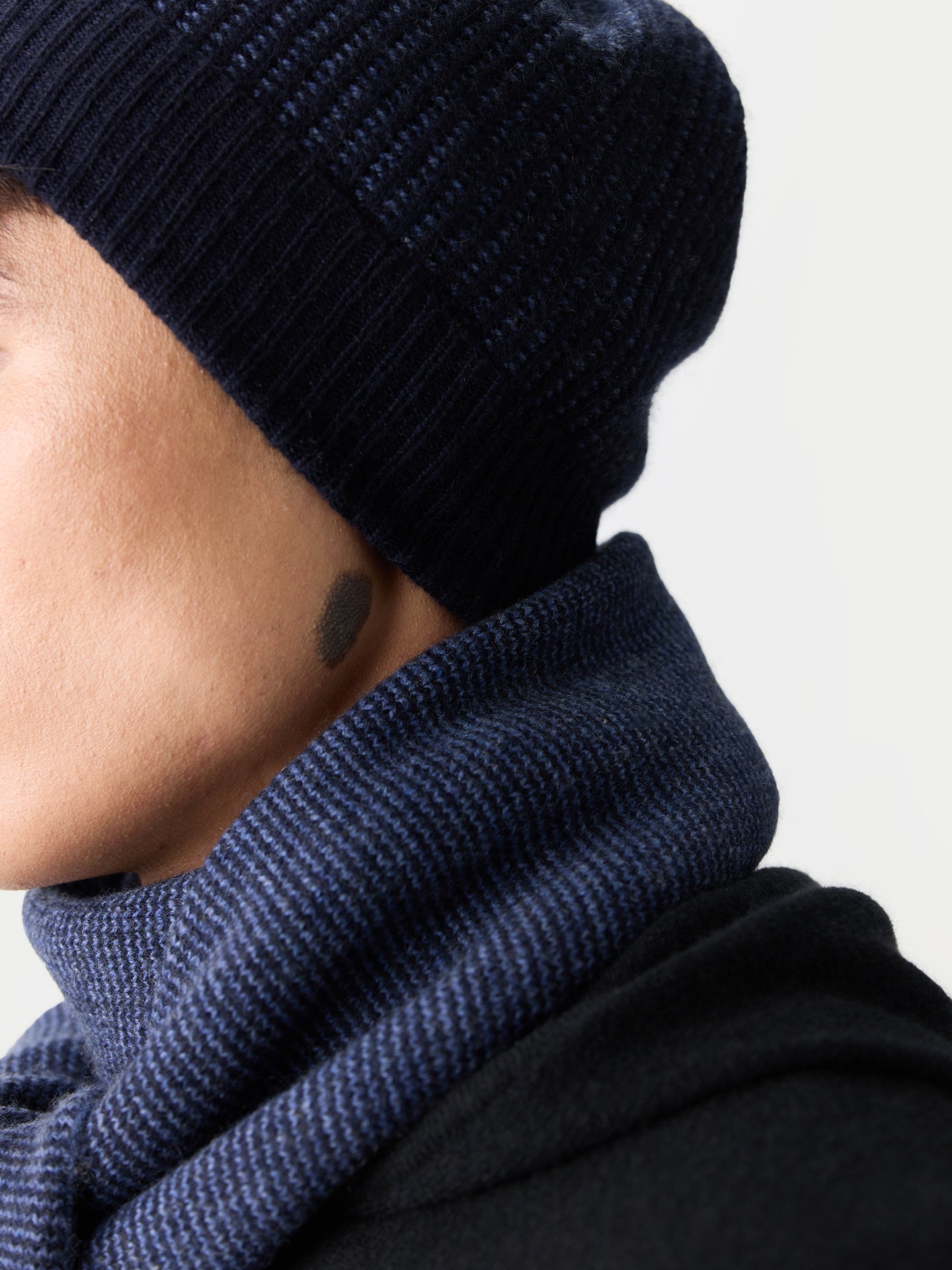 Écharpe Réversible Cachemire couleur marine | GOBI Cashmere