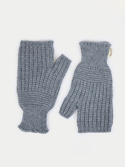 Gants gris sans doigts avec une petite étiquette de marque « GOBI » sur fond gris clair. #color_gris-foncé