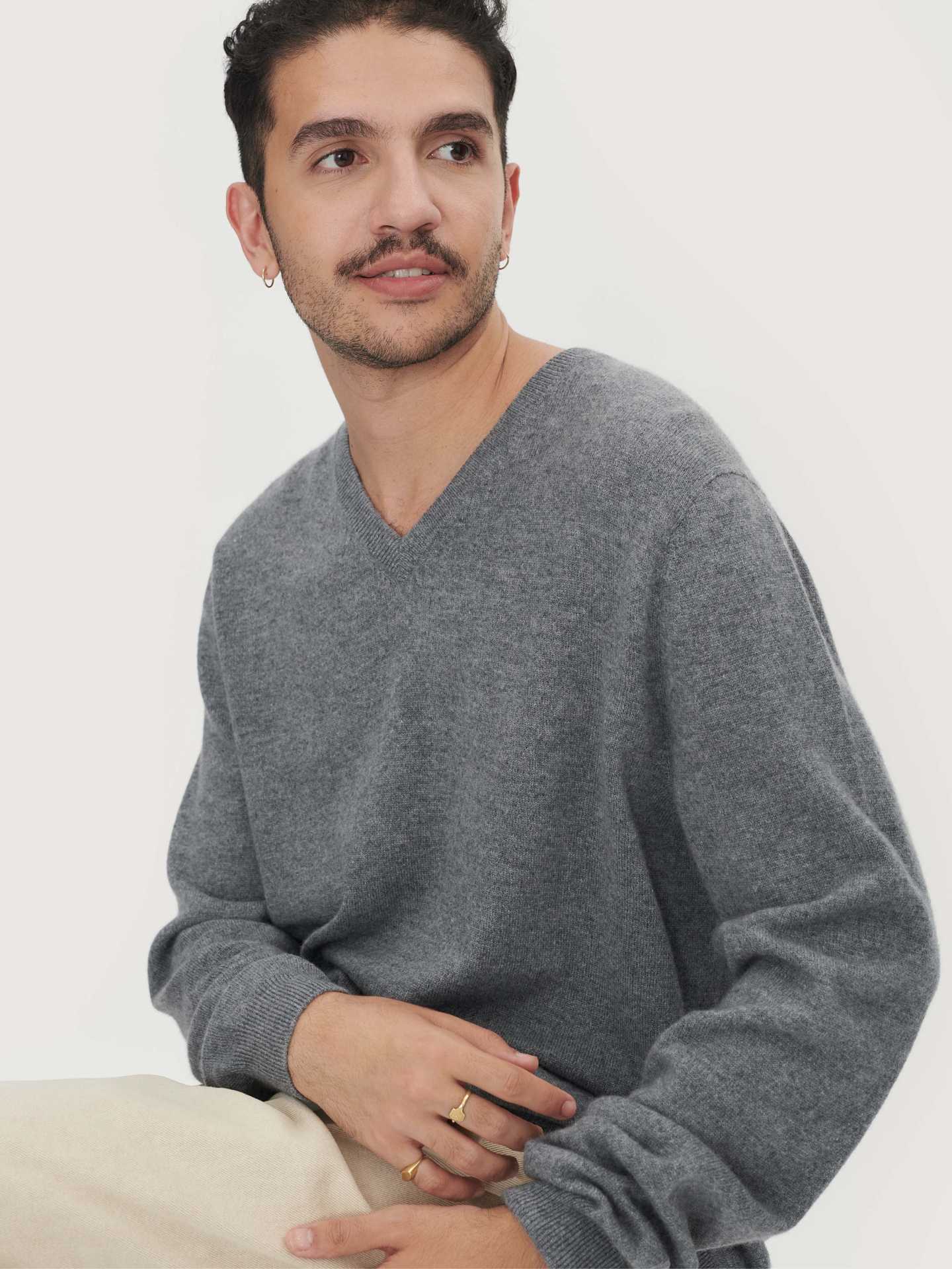 Pull col en V en Cachemire pour hommes Gris - Gobi Cashmere