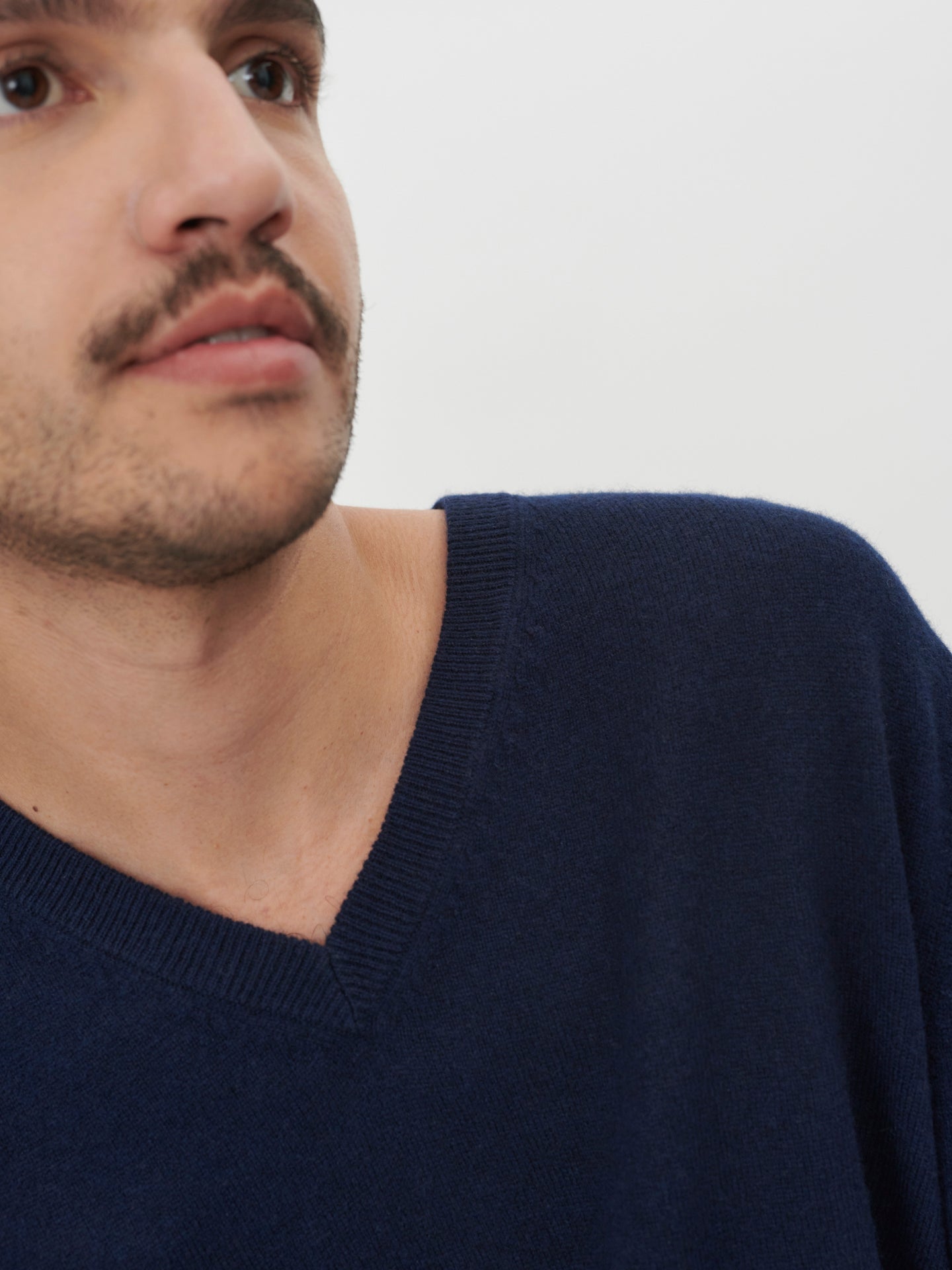 Pull col en V en Cachemire pour hommes Marin - Gobi Cashmere