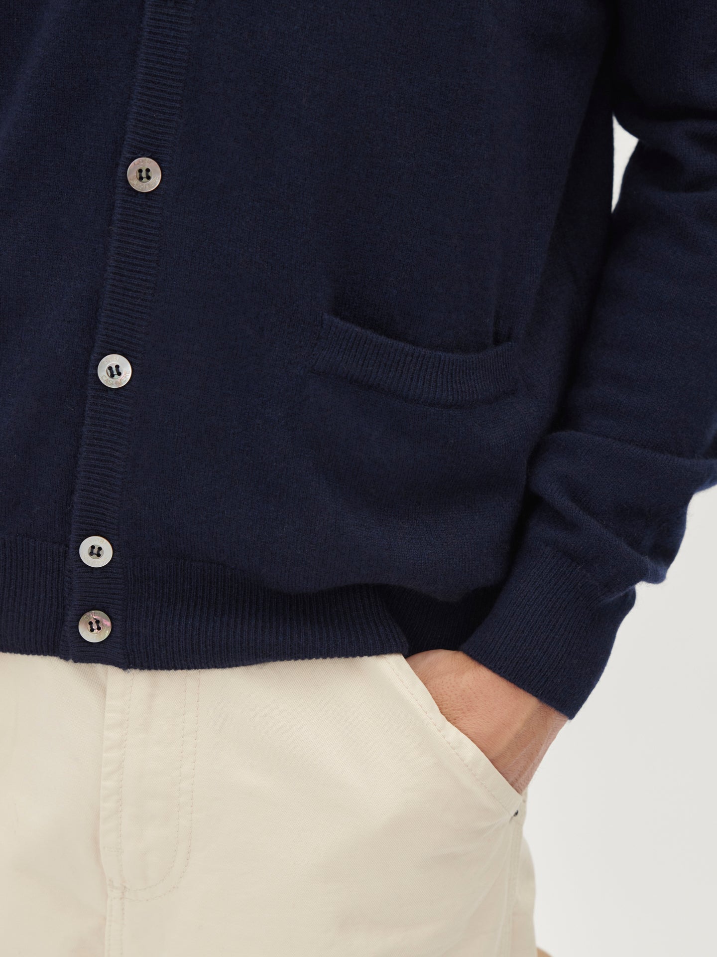 Cardigan a col V en Cachemire pour hommes Marin - Gobi Cashmere