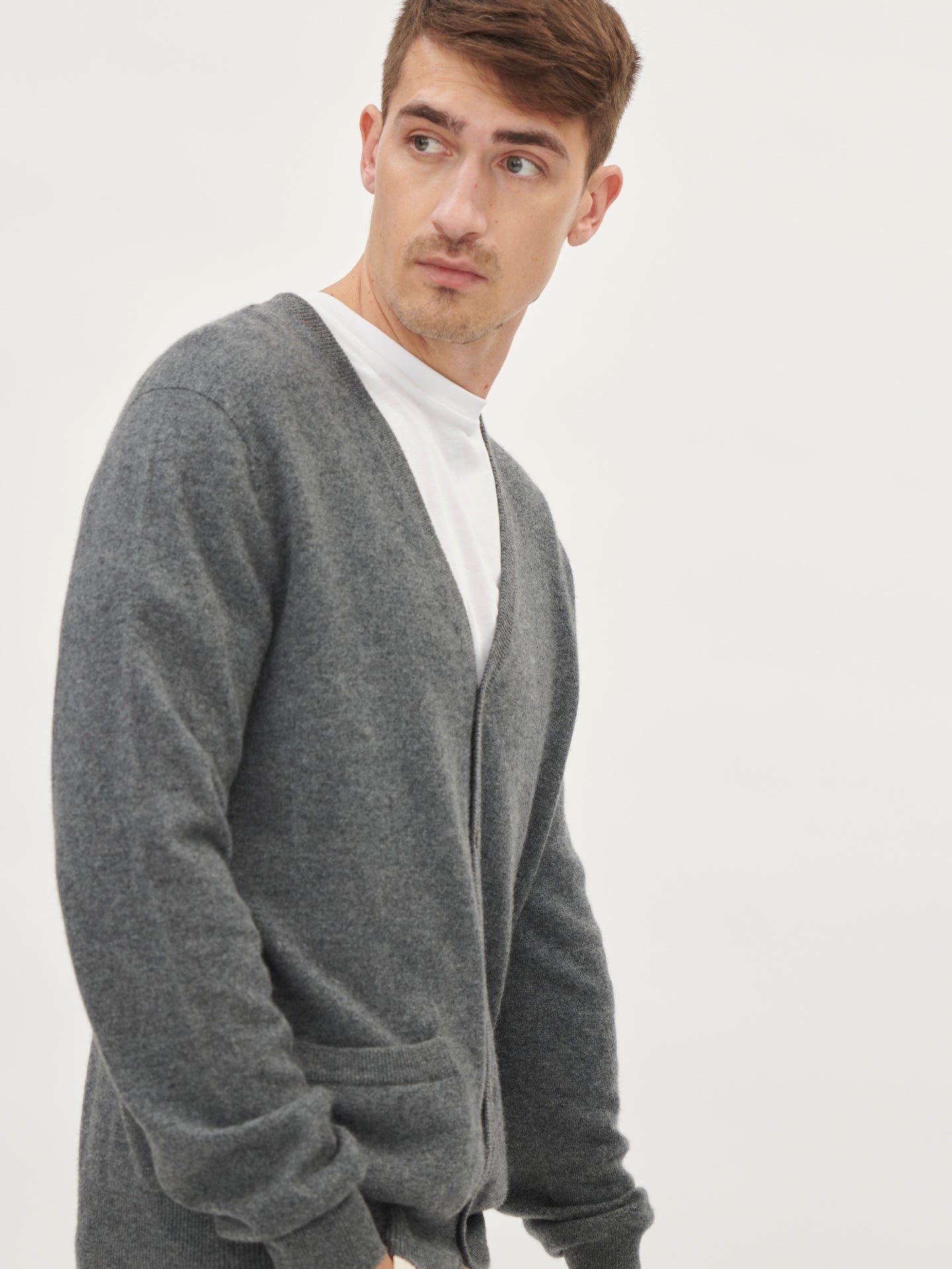 Cardigan a Col-V en cachemire pour  homme , couleur Gris - Gobi Cashmere