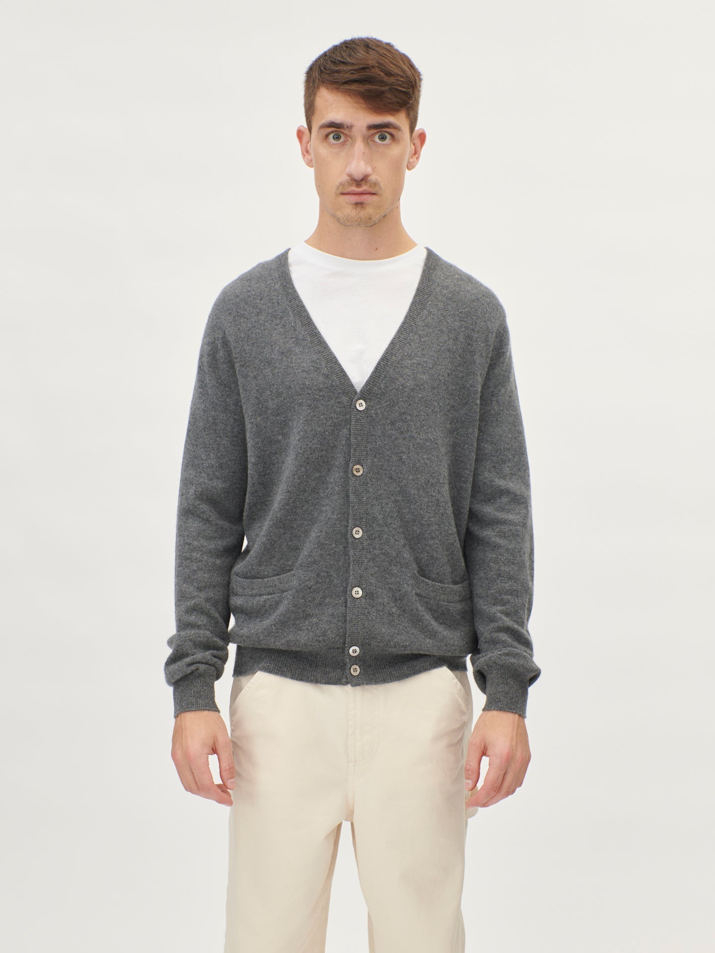Cardigan a Col-V en cachemire pour  homme , couleur Gris - Gobi Cashmere