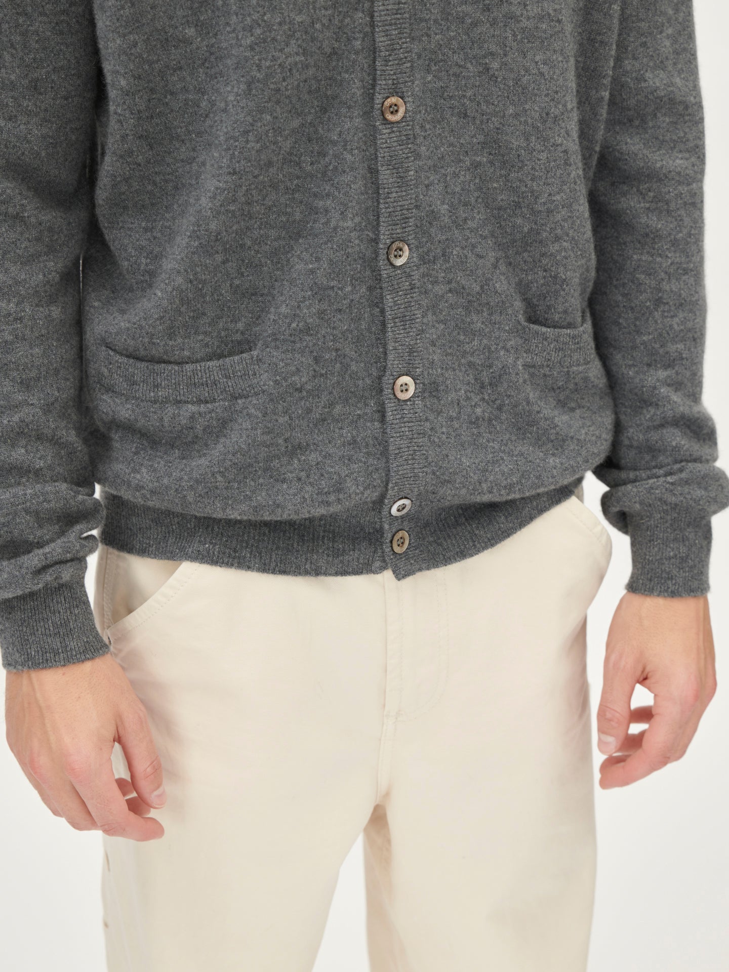 Cardigan a Col-V en cachemire pour  homme , couleur Gris - Gobi Cashmere