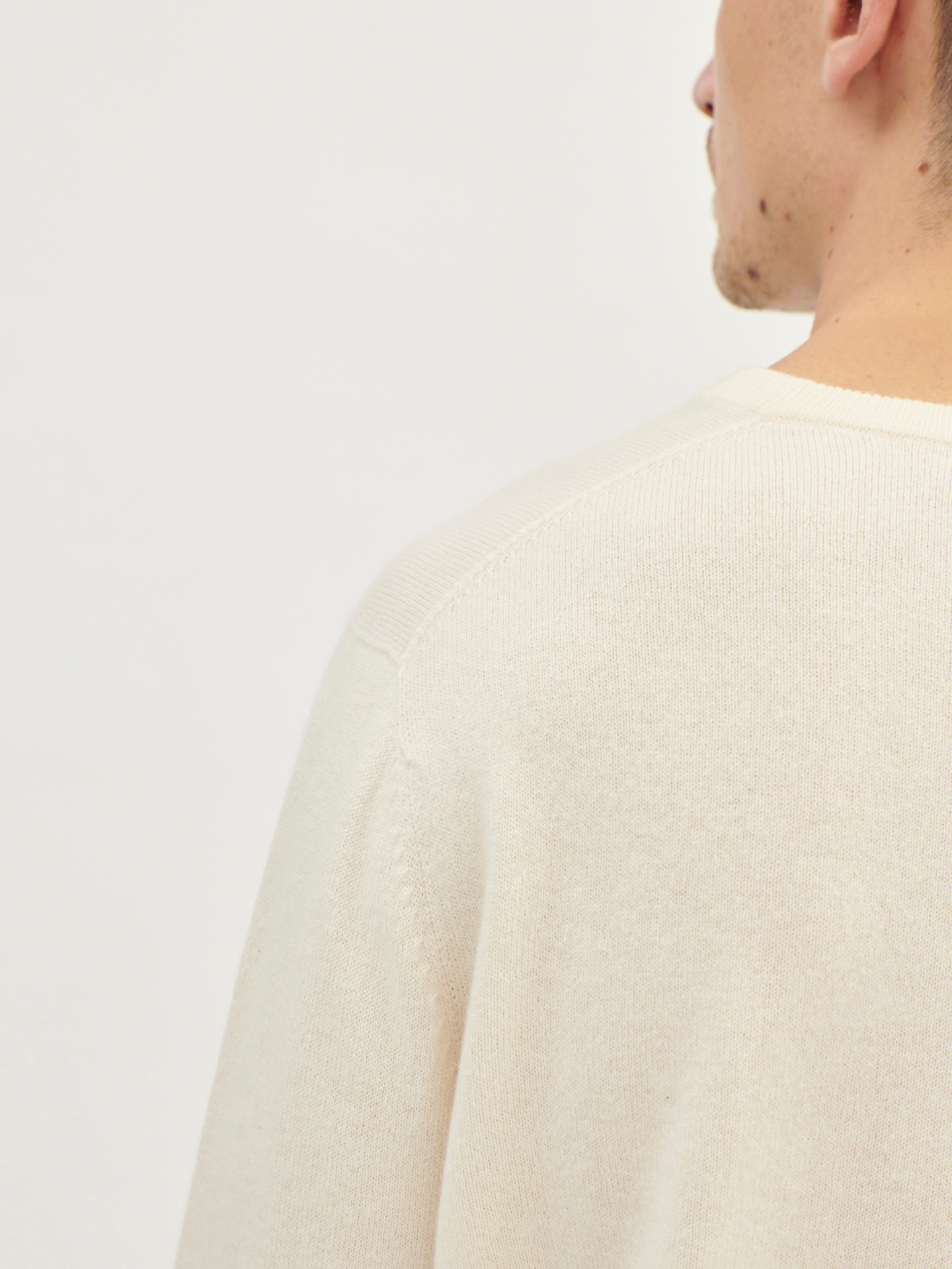 Pull col en V en Cachemire pour hommes Blanc - Gobi Cashmere