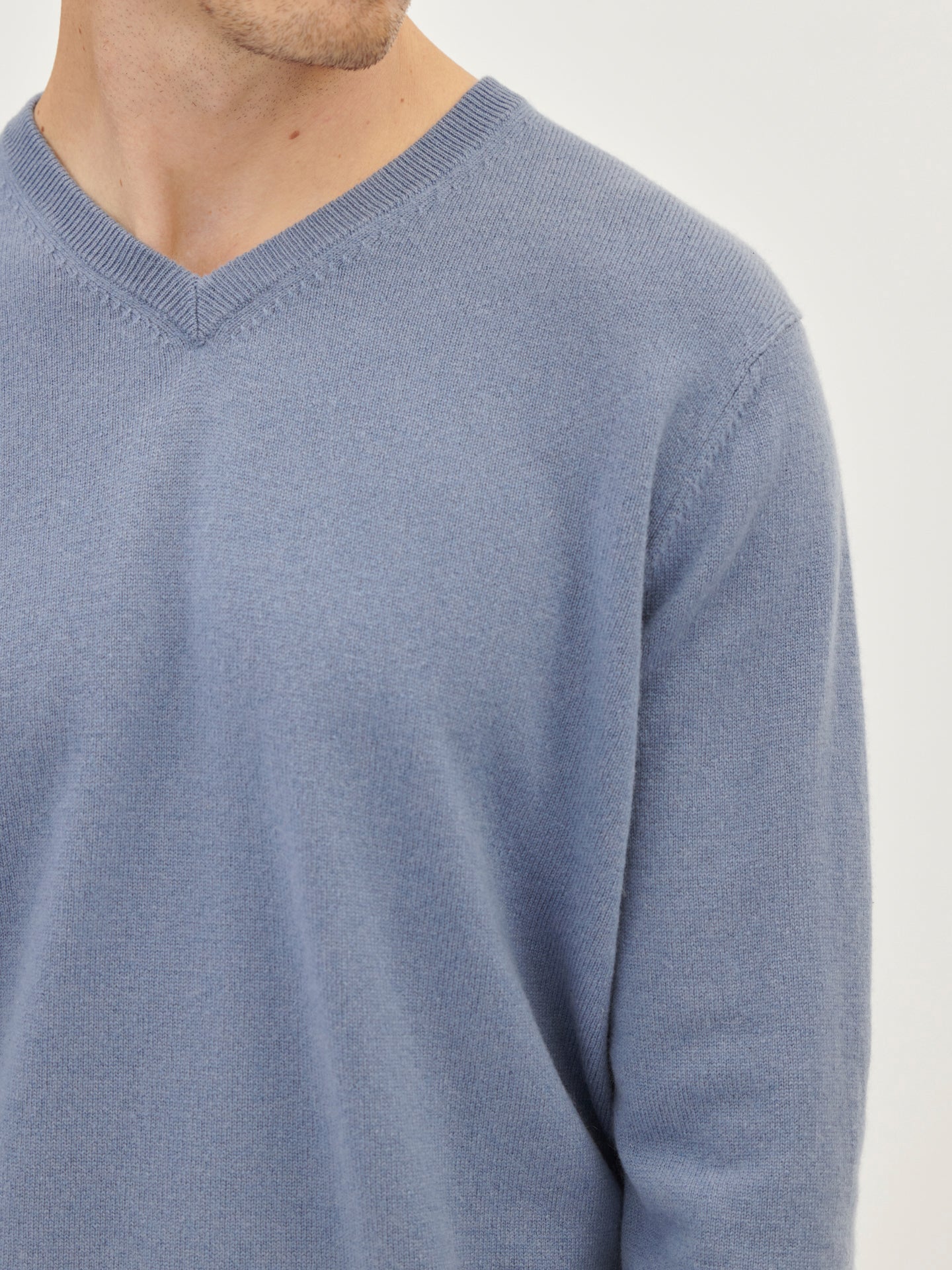 Pull col en V en Cachemire pour hommes Marin - Gobi Cashmere