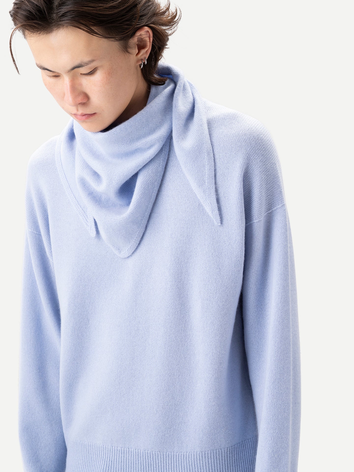 Écharpe triangulaire unisexe en cachemire couleur bleu | GOBI Cashmere