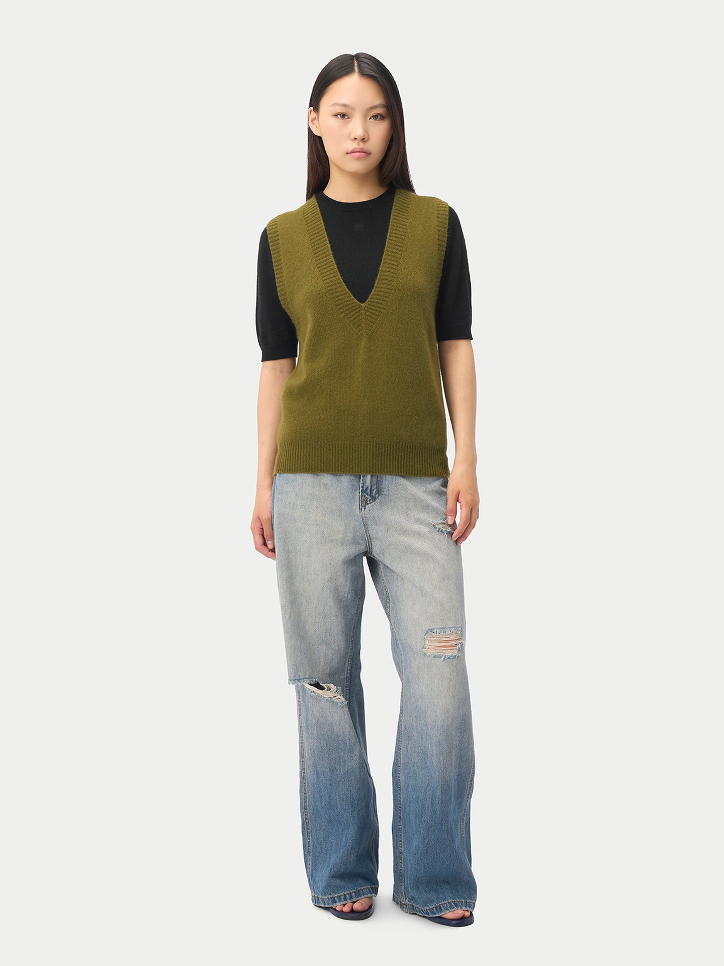 Gilet en cachemire 100 % à col en V couleur olive | GOBI Cashmere