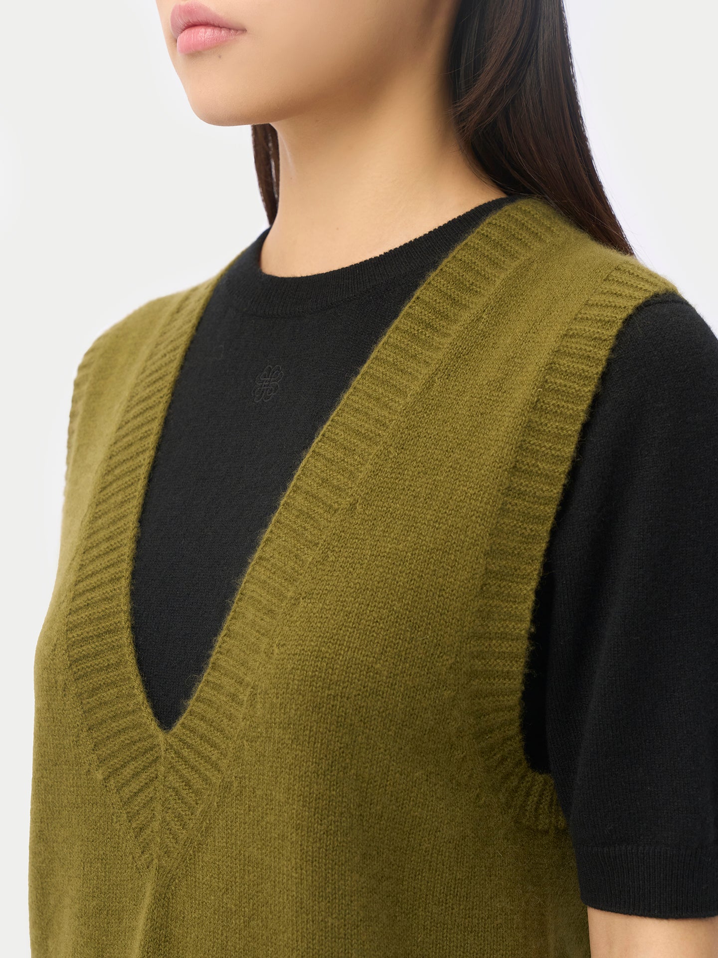 Gilet en cachemire 100 % à col en V couleur olive | GOBI Cashmere