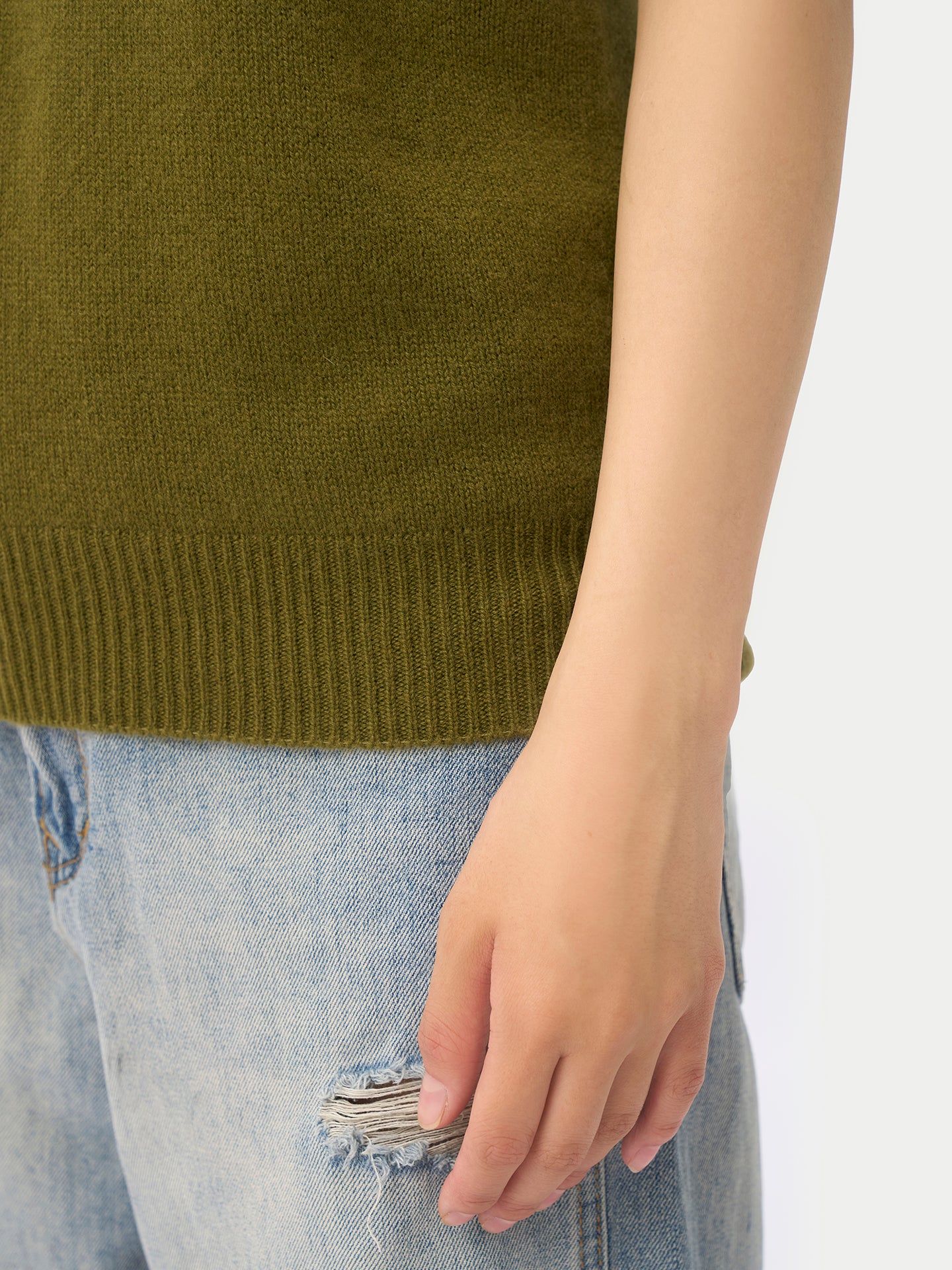 Gilet en cachemire 100 % à col en V couleur olive | GOBI Cashmere