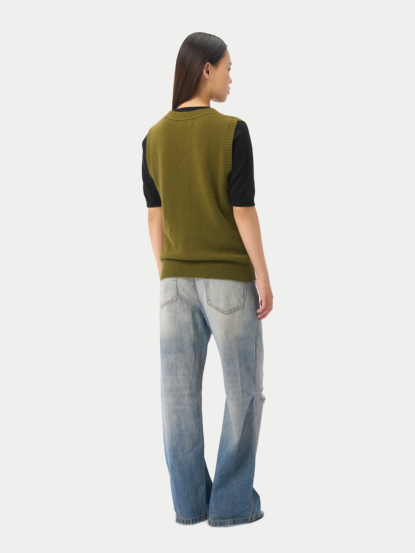 Gilet en cachemire 100 % à col en V couleur olive | GOBI Cashmere